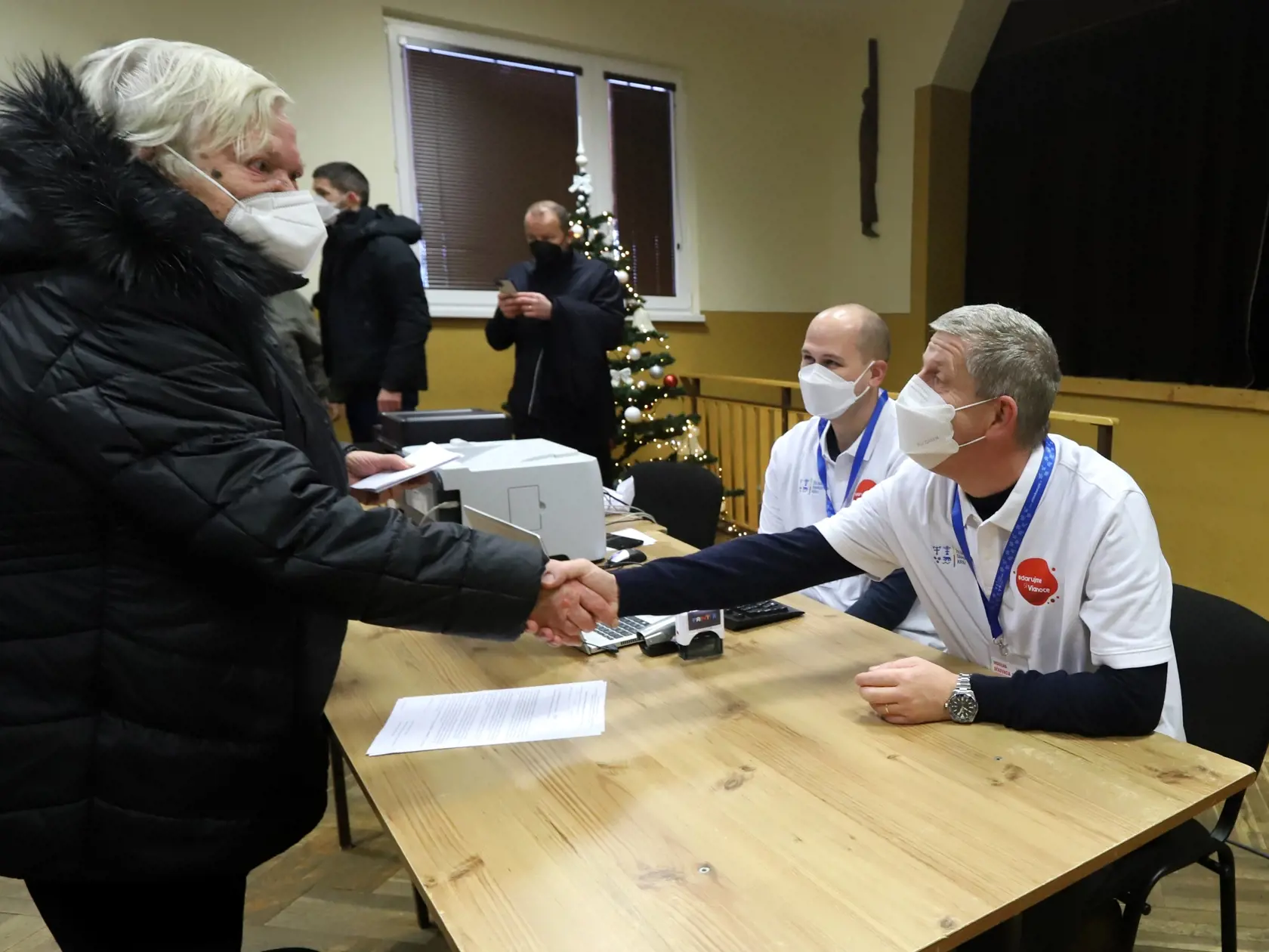 Predseda vlády SR Eduard Heger (OĽANO) a minister zdravotníctva SR Vladimír Lengvarský (nominant OĽANO) sa osobne zapojili do kampane na podporu očkovania.