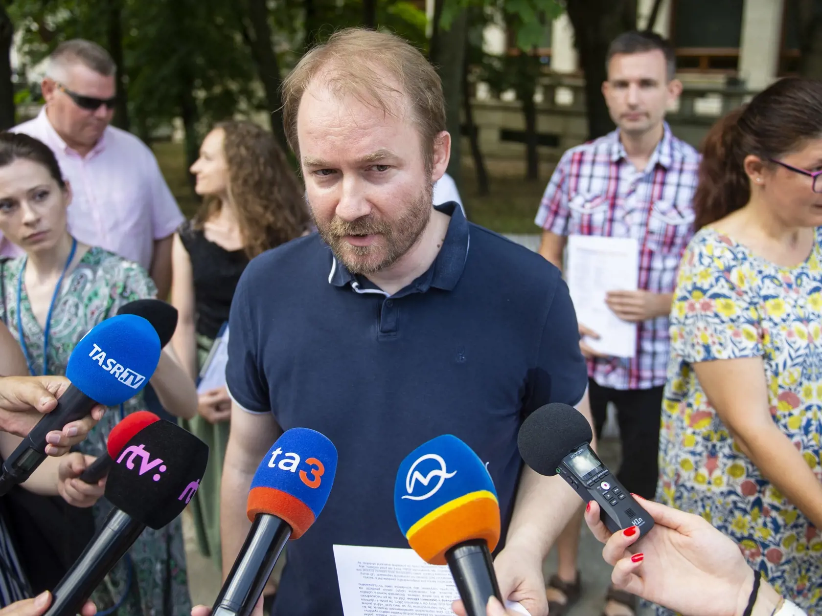 Na snímke uprostred predseda Slovenskej komory učiteľov Vladimír Crmoman počas brífingu Slovenskej komory učiteľov (SKU) na tému - Odovzdanie vecného daru vláde SR: vizitky s menami tých pedagogických a odborných zamestnancov, ktorí zo školstva odišli alebo odchádzajú 30. júna 2022 v Bratislave.