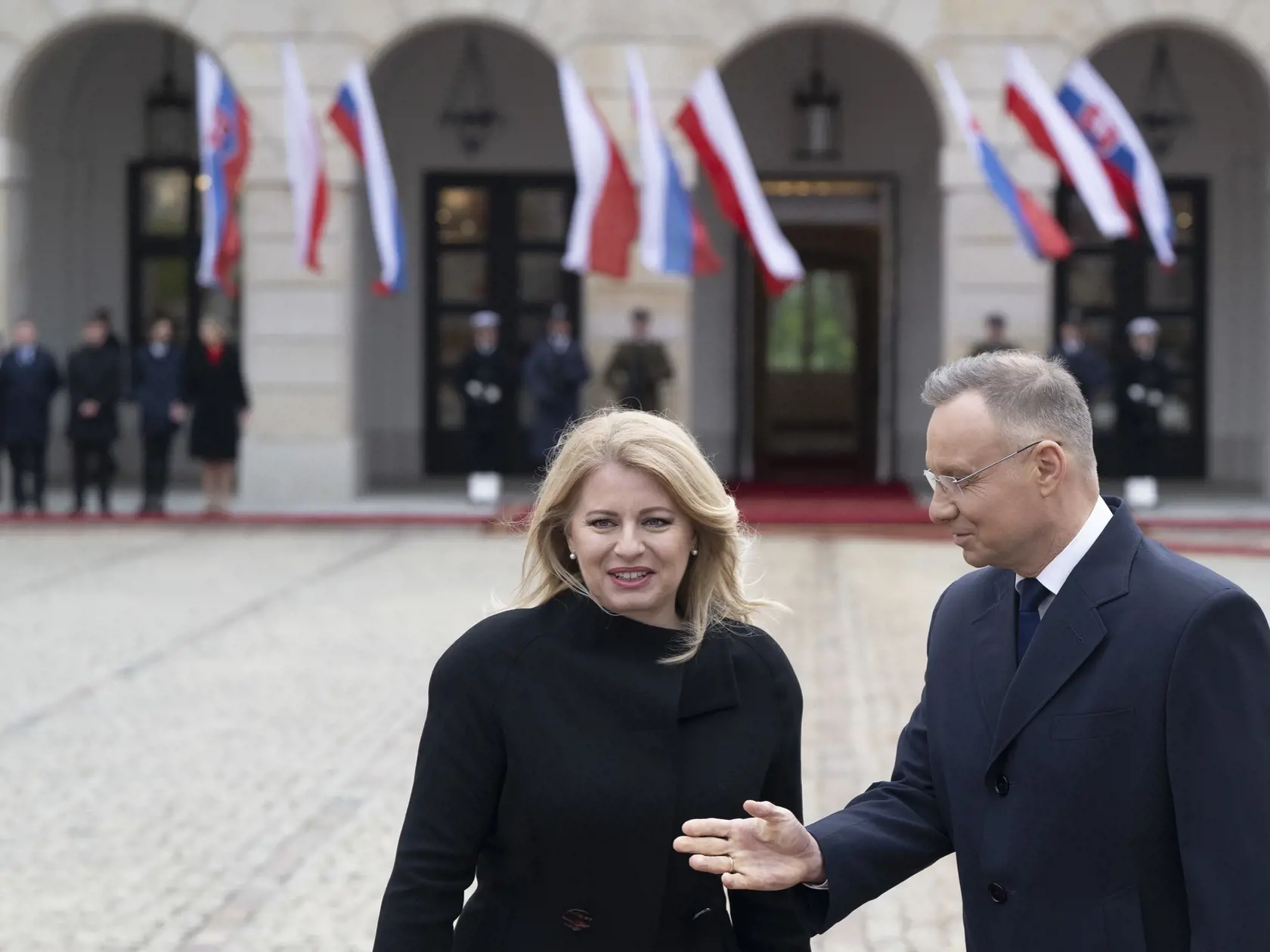 Prezidentka SR Zuzana Čaputová odcestovala v utorok 16. apríla 2024 na rozlúčkovú návštevu Poľska. Na snímke prezidentka SR Zuzana Čaputová (vľavo) a poľský prezident Andrzej Duda sa vítajú vo Varšave v utorok 16. apríla 2024. FOTO TASR - Martin Baumann