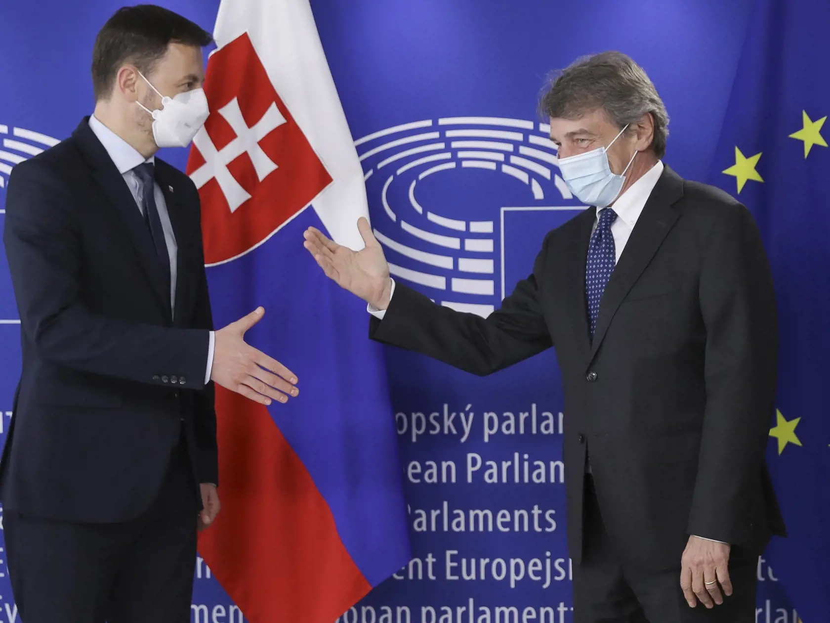 WA 9 Brusel - Slovenský premiér Eduard Heger (vľavo) a predseda Európskeho parlamentu (EP) David Sassoli sa vítajú počas stretnutia v Bruseli v utorok 27. apríla 2021. Premiér Eduard Heger je na svojej prvej oficiálnej návšteve Brusela. FOTO TASR/AP

Slovakian Prime Minister Eduard Heger, left,is welcomed by European Parliament President David Sassoli prior to a meeting at the European Parliament in Brussels, Tuesday, April 27, 2021. (Olivier Hoslet, Pool via AP)