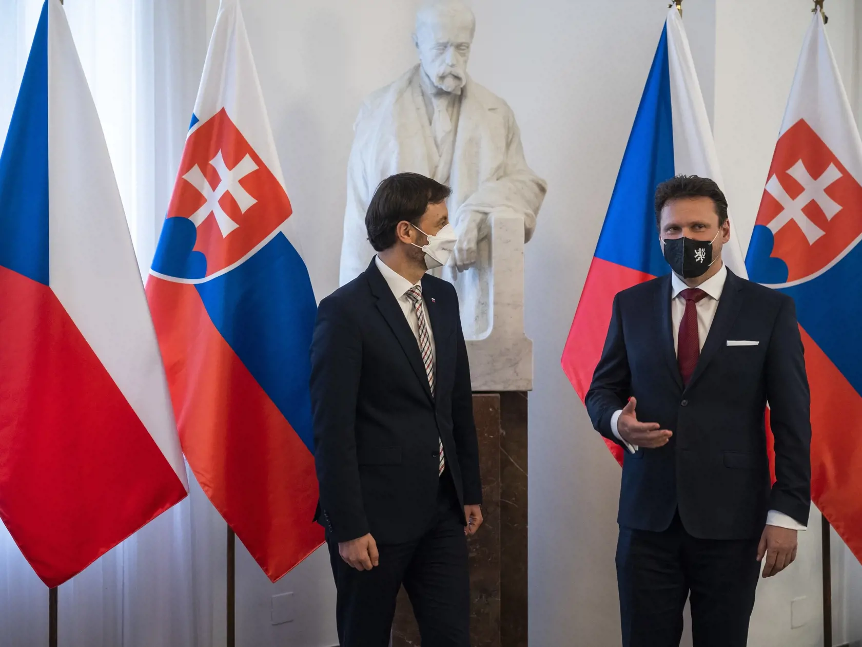 Predseda vlády SR Eduard Heger (OĽaNO) odcestoval vo štvrtok ráno na svoju prvú oficiálnu zahraničnú cestu v pozícii predsedu vlády SR. Podľa tradície viedla do Českej republiky. V rámci návštevy sa najprv stretol s prezidentom ČR Milošom Zemanom na zámku v Lánoch. Následne sa v Kramářovej vile v Prahe stretol s predsedom vlády ČR Andrejom Babišom. Na snímke premiér SR Eduard Heger (vľavo) pred stretnutím s predsedom Poslaneckej snemovne ČR Radkom Vondráčkom v Prahe 15. apríla 2021. FOTO TASR - 