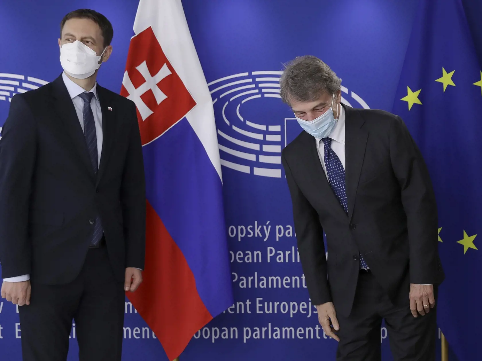 WA 10 Brusel - Slovenský premiér Eduard Heger (vľavo) a predseda Európskeho parlamentu (EP) David Sassoli sa vítajú počas stretnutia v Bruseli v utorok 27. apríla 2021. Premiér Eduard Heger je na svojej prvej oficiálnej návšteve Brusela. FOTO TASR/AP

Slovakian Prime Minister Eduard Heger, left,is welcomed by European Parliament President David Sassoli prior to a meeting at the European Parliament in Brussels, Tuesday, April 27, 2021. (Olivier Hoslet, Pool via AP)