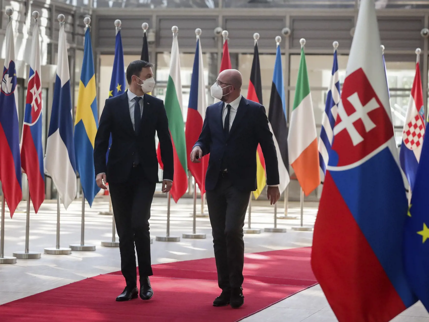 KK29 Brusel - Predseda Európskej rady Charles Michel (vpravo) víta slovenského premiéra Eduarda Hegera 27. apríla 2021 v Bruseli. Premiér Eduard Heger je na svojej prvej oficiálnej návšteve Brusela. FOTO TASR/AP
Slovakia's Prime Minister Eduard Heger, left, is welcomed by European Council President Charles Michel at the European Council meeting in Brussels, Tuesday, April 27, 2021. (Olivier Hoslet, Pool via AP)