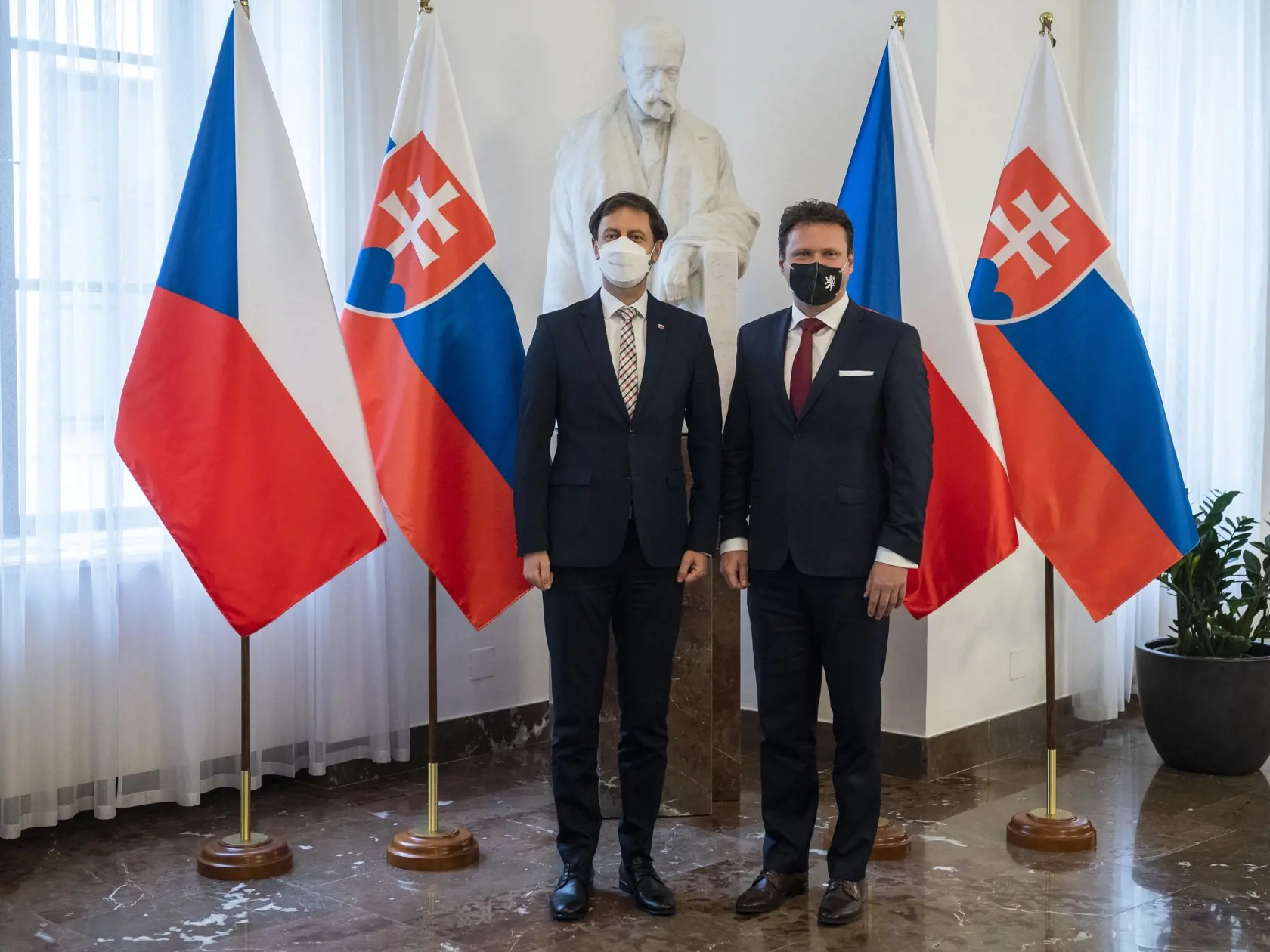 Predseda vlády SR Eduard Heger (OĽaNO) odcestoval vo štvrtok ráno na svoju prvú oficiálnu zahraničnú cestu v pozícii predsedu vlády SR. Podľa tradície viedla do Českej republiky. V rámci návštevy sa najprv stretol s prezidentom ČR Milošom Zemanom na zámku v Lánoch. Následne sa v Kramářovej vile v Prahe stretol s predsedom vlády ČR Andrejom Babišom. Na snímke premiér SR Eduard Heger (vľavo) pred stretnutím s predsedom Poslaneckej snemovne ČR Radkom Vondráčkom v Prahe 15. apríla 2021. FOTO TASR - 