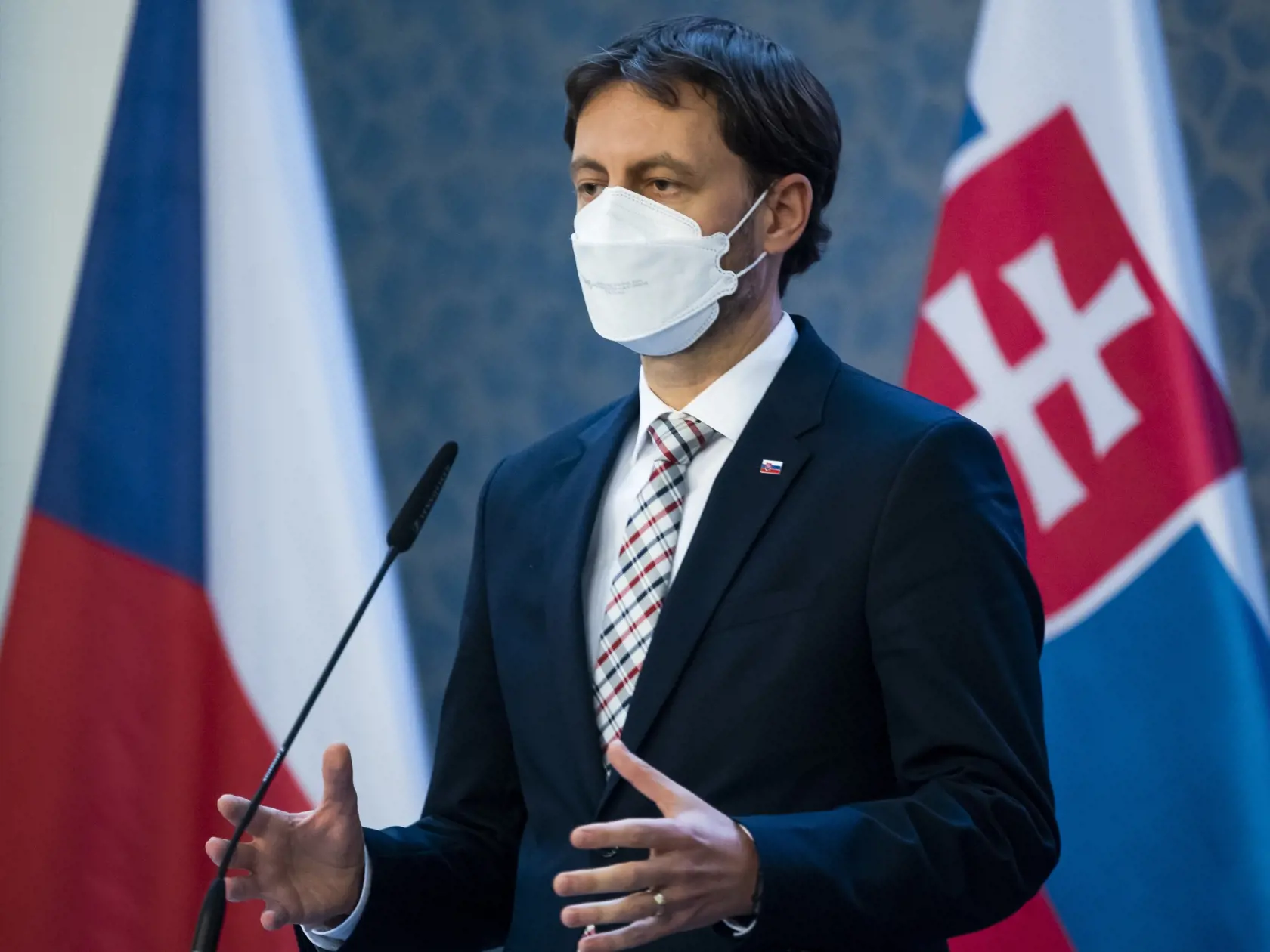 Predseda vlády SR Eduard Heger (OĽaNO) odcestoval vo štvrtok ráno na svoju prvú oficiálnu zahraničnú cestu v pozícii predsedu vlády SR. Podľa tradície viedla do Českej republiky. V rámci návštevy sa najprv stretol s prezidentom ČR Milošom Zemanom na zámku v Lánoch. Následne sa v Kramářovej vile v Prahe stretol s predsedom vlády ČR Andrejom Babišom. Na snímke premiér SR Eduard Heger počas tlačovej konferencie po spoločnom stretnutí v Prahe 15. apríla 2021. FOTO TASR - Jaroslav Novák
