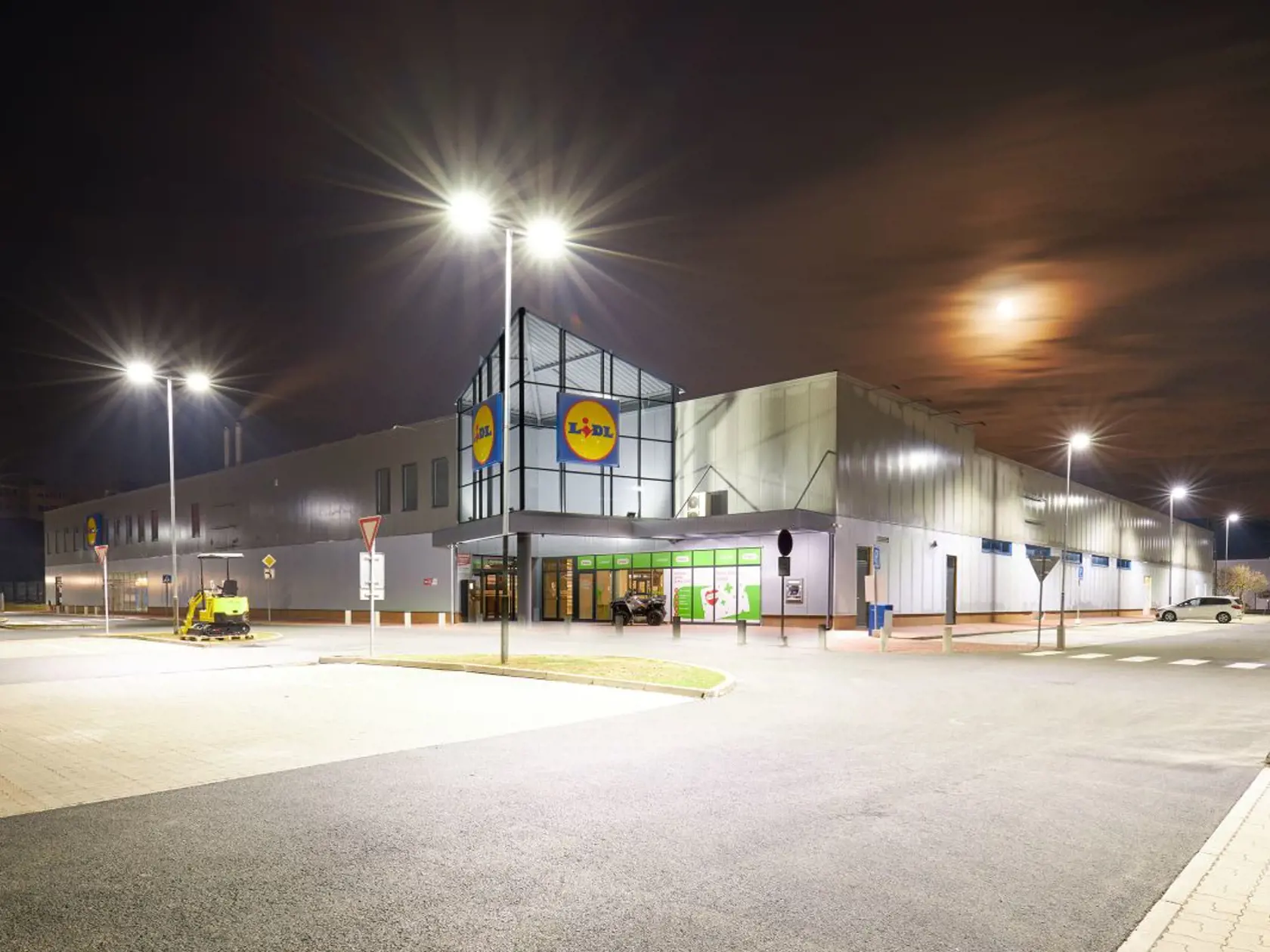 „Od štvrtka sa bude otváracia doba tých predajní, kde sme predtým mali otvorené do 21:00, vracať do pôvodného intervalu," reagoval hovorca reťazca Lidl Tomáš Bezák.