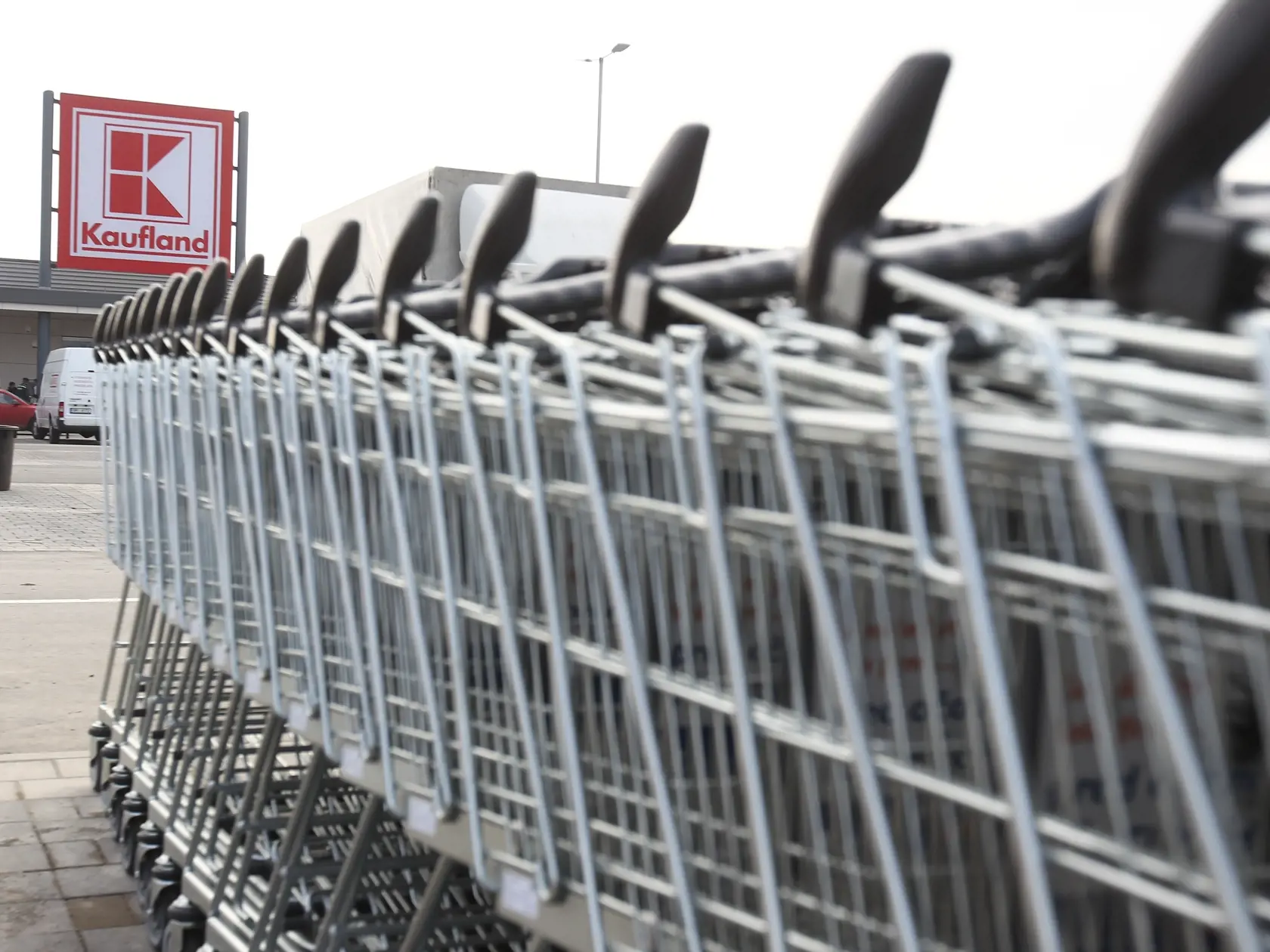 „Od štvrtka 29.04.2021 budú predajne Kaufland opäť otvorené v štandardných otváracích časoch. Od pondelka do soboty budú predajne otvorené od 07.00 h do 21.00 h a v nedeľu od 08.00 h do 20.00 h. O nových otváracích hodinách budeme našich zákazníkov informovať prostredníctvom sociálnych médií. Nové otváracie hodiny nájdu zákazníci na výveske v predajniach, na našej webstránke a v Kaufland aplikácii," vyjadrila sa hovorkyňa Lucia Vargová.