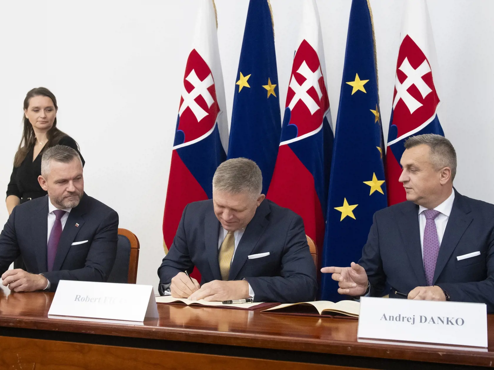 Na snímke zľava predseda strany Hlas-SD Peter Pellegrini, predseda Smer-SD Robert Fico a predseda strany SNS Andrej Danko sa usmievajú po podpise koaličnej dohody v Bratislave v pondelok 16. októbra 2023. Urobili tak v historickej budove Národnej rady (NR) SR na bratislavskom Župnom námestí. Poverenie na zostavenie vlády dostal po voľbách predseda víťaznej strany Smer-SD Robert Fico. Neformálne rokovania viedlo aj PS, ktoré chcelo vytvoriť štvorkoalíciu s Hlasom, KDH a SaS. Napokon sa však dohod