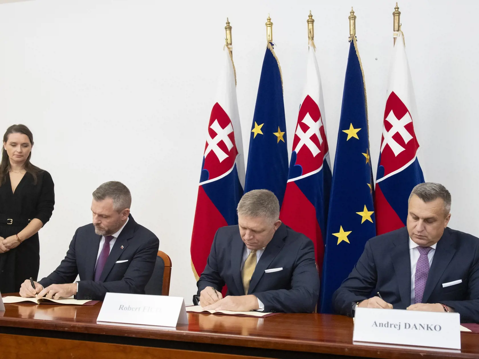 Na snímke zľava predseda strany Hlas-SD Peter Pellegrini, predseda Smer-SD Robert Fico a predseda strany SNS Andrej Danko podpisujú  koaličnú dohodu v Bratislave v pondelok 16. októbra 2023. Urobili tak v historickej budove Národnej rady (NR) SR na bratislavskom Župnom námestí. Poverenie na zostavenie vlády dostal po voľbách predseda víťaznej strany Smer-SD Robert Fico. Neformálne rokovania viedlo aj PS, ktoré chcelo vytvoriť štvorkoalíciu s Hlasom, KDH a SaS. Napokon sa však dohodli na spoluprá