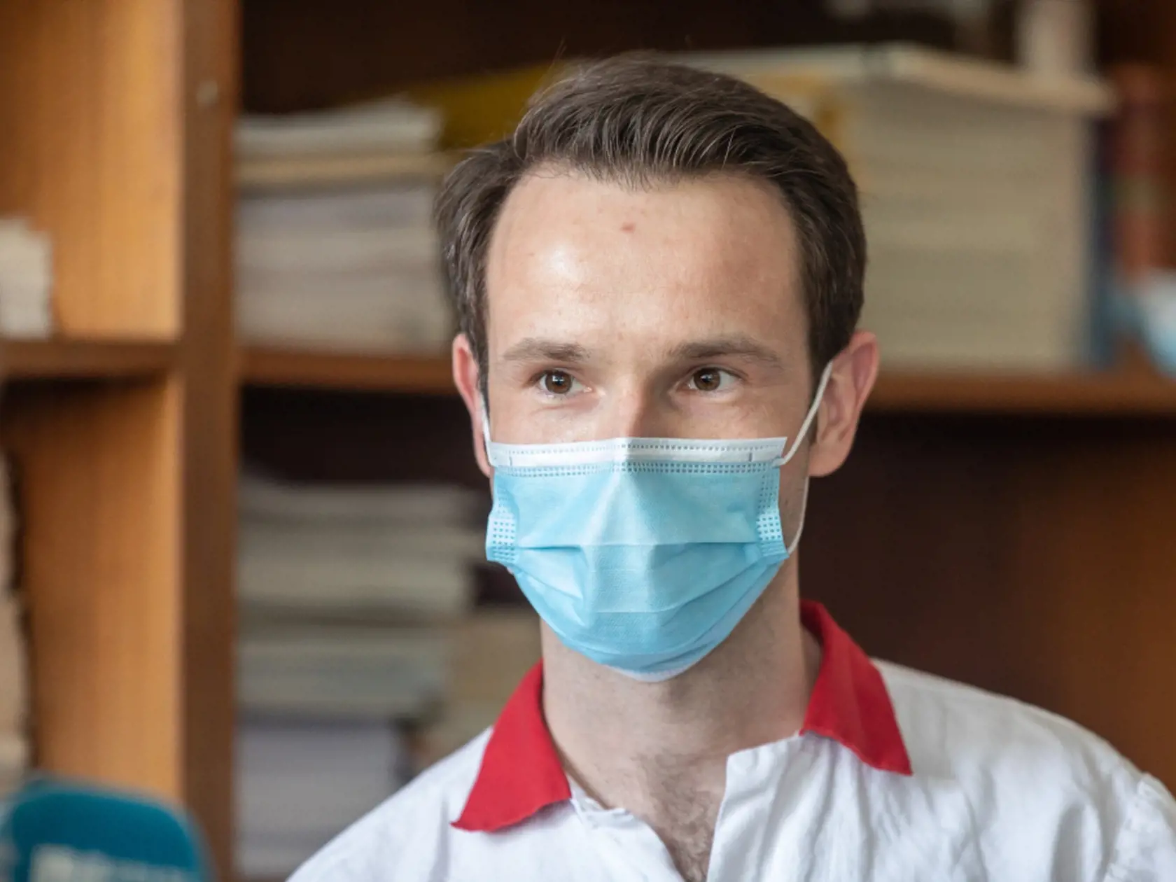 Infektológ Peter Sabaka z Univerzitnej nemocnice v Bratislave hovorí, že indická mutácia sa zatiaľ javí infekčnejšia.