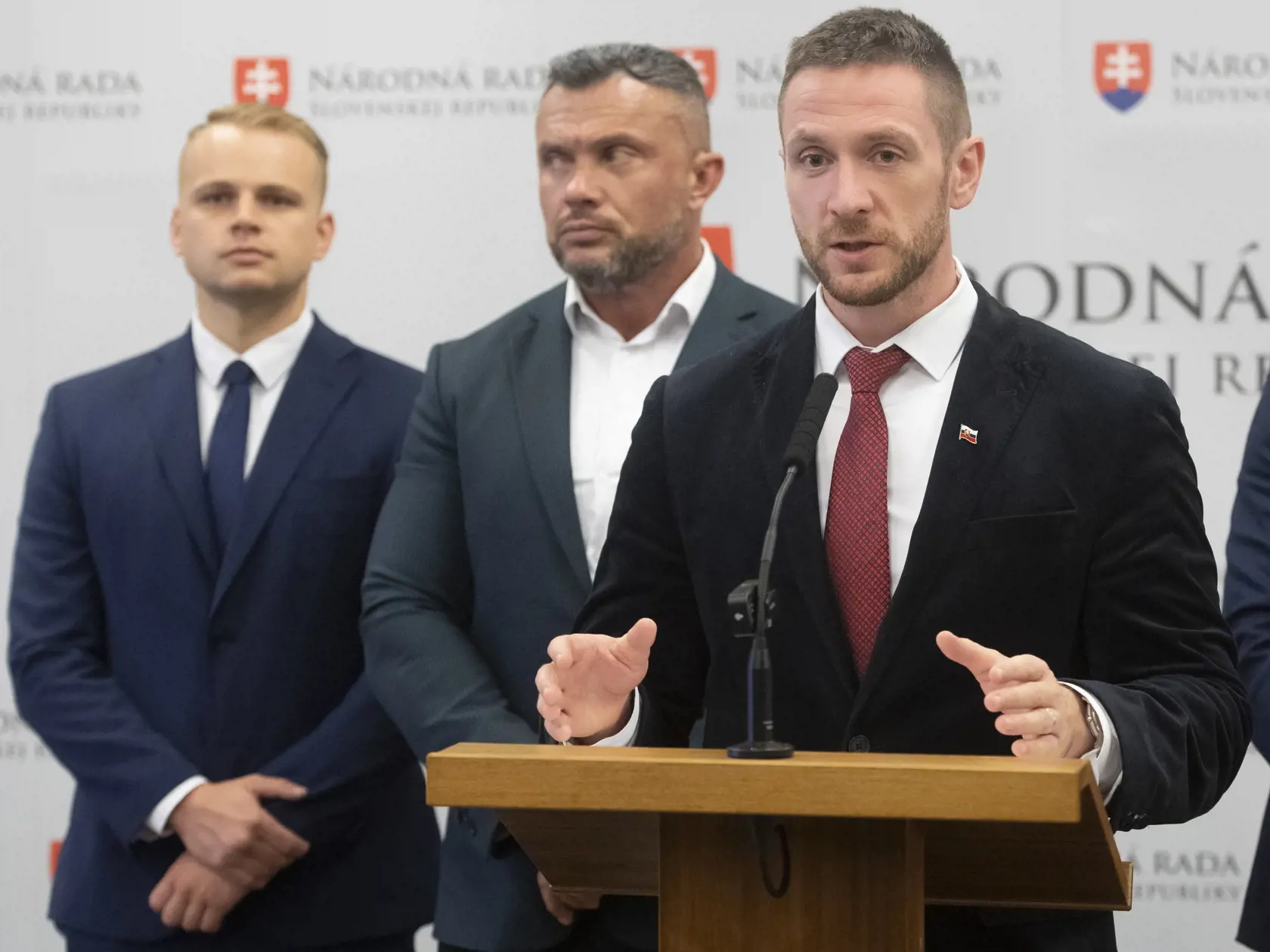 Chabý pokus o to predviedli aj kandidáti hnutia Republika, nakoľko sa však ich strana nedostala do NR SR, z ich sloganu “Mimovládkam ani cent” tak nebude nič.