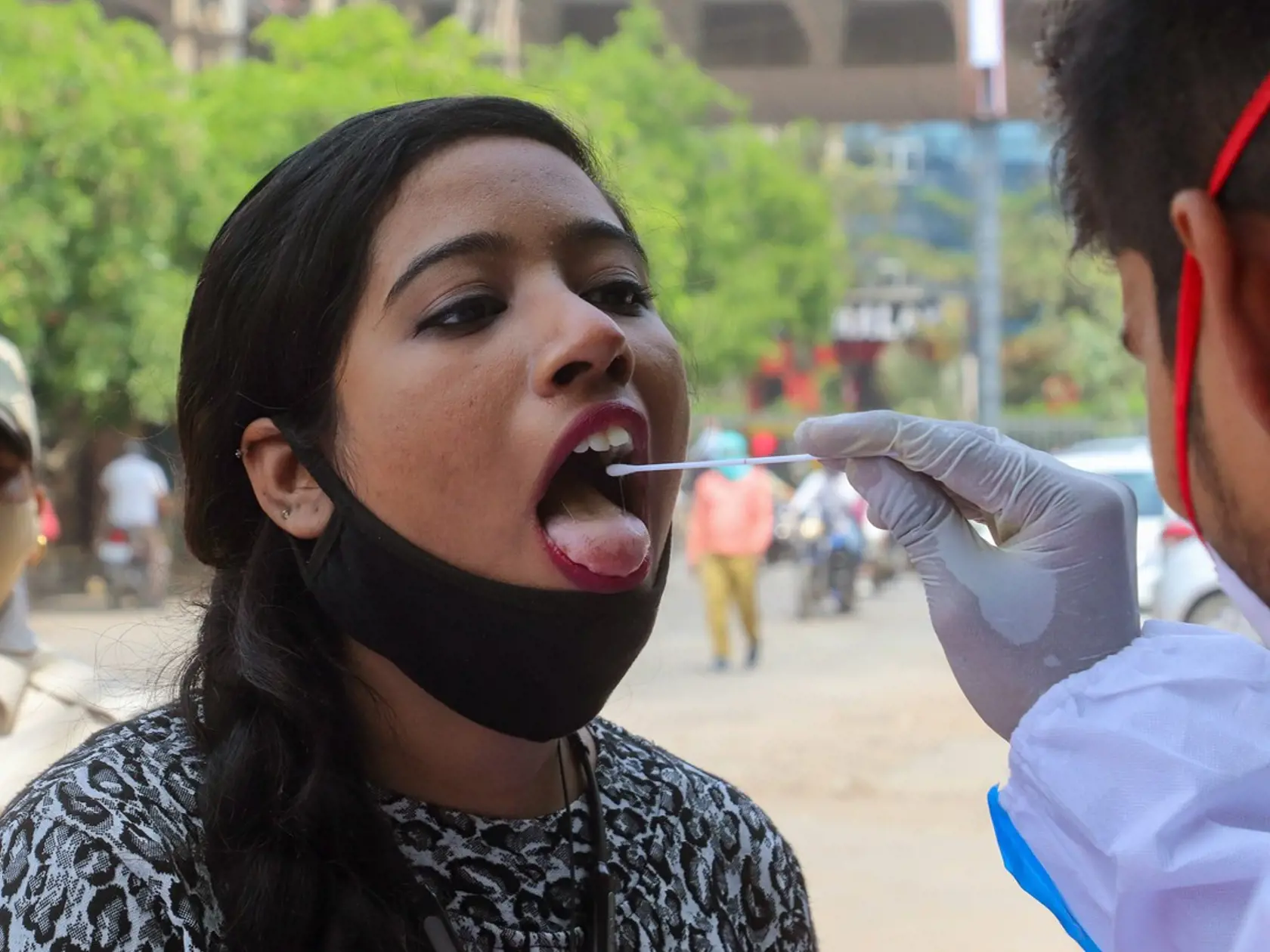 Najnovší rýchly nárast infekcií spôsobil, že India zaznamenala celkovo 13,5 milióna infikovaných, čo je viac než 13,48 milióna v Brazílii.