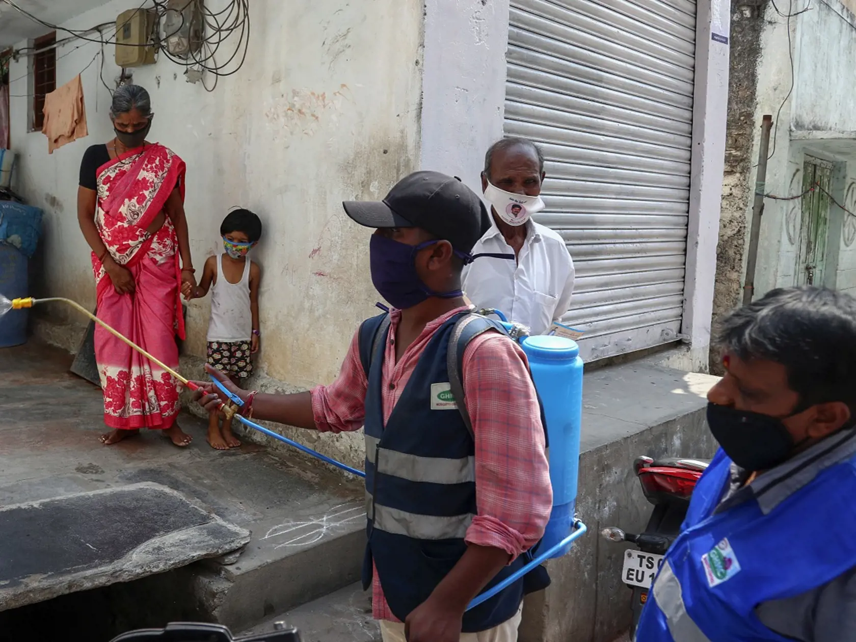India nezvláda boj s koronavírusom, nemocnice sú preplnené, chýba kyslík, ľudia umierajú aj na ulici.