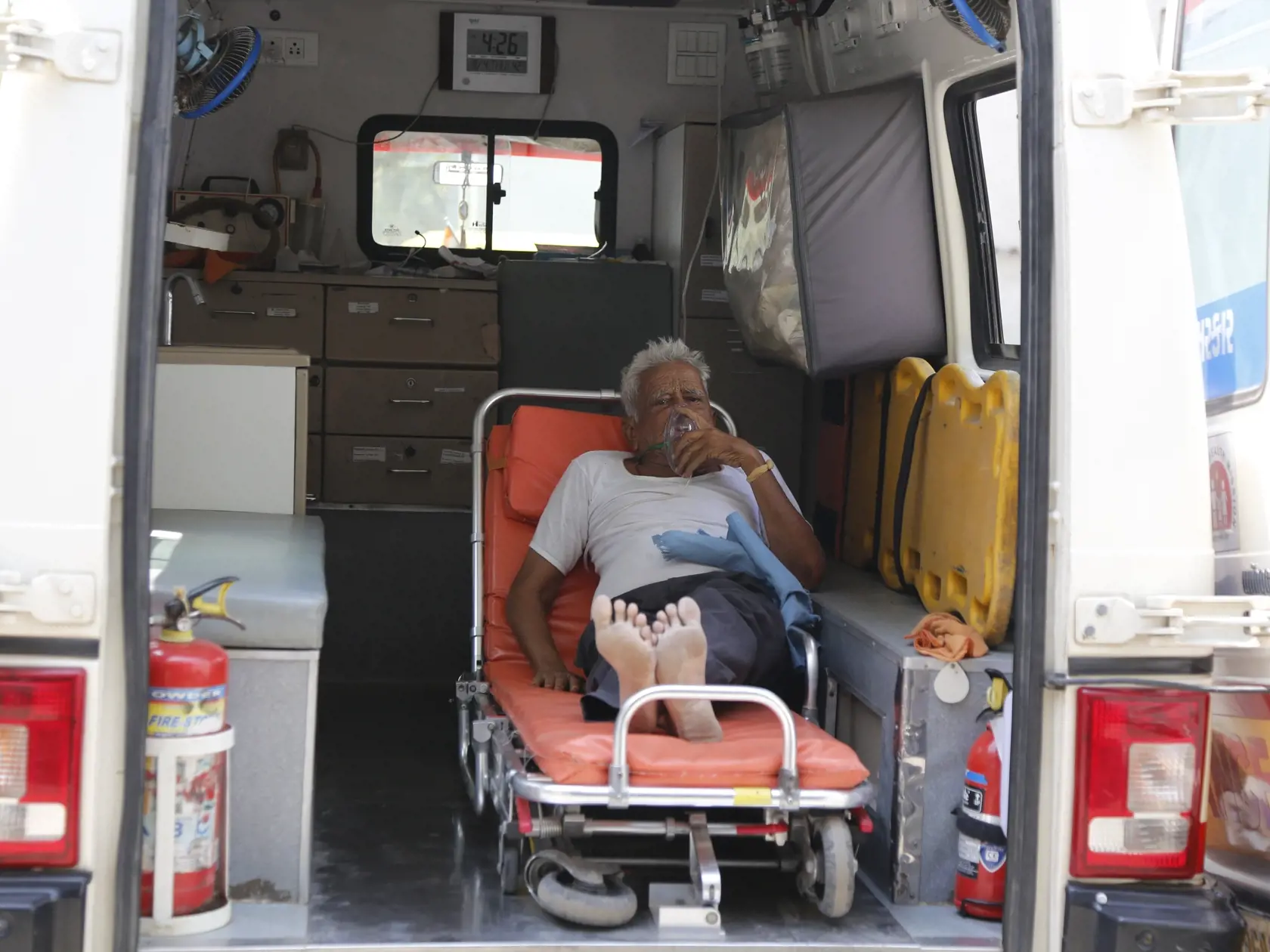 EBE 33 Ahmadabád - Na snímke pacient s ochorením COVID-19 čaká v sanitke na príjem do špecializovanej nemocnice v indickom Ahmadabáde vo štvrtok 15. apríla 2021. India zaznamenala vo štvrtok za ostatných 24 hodín rekordných 200.000 nových prípadov nákazy koronavírusom SARS-CoV-2. FOTO TASR/AP