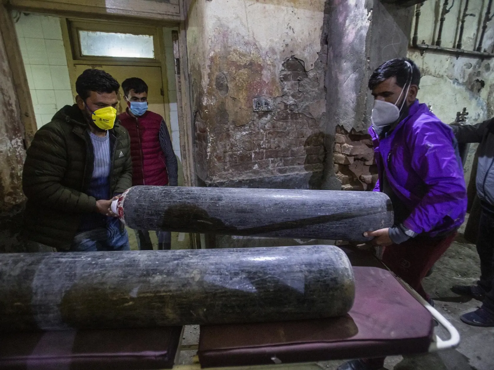 India nezvláda boj s koronavírusom, chýba im kyslík, viaceré vyspelé krajiny im ponúkli pomoc.