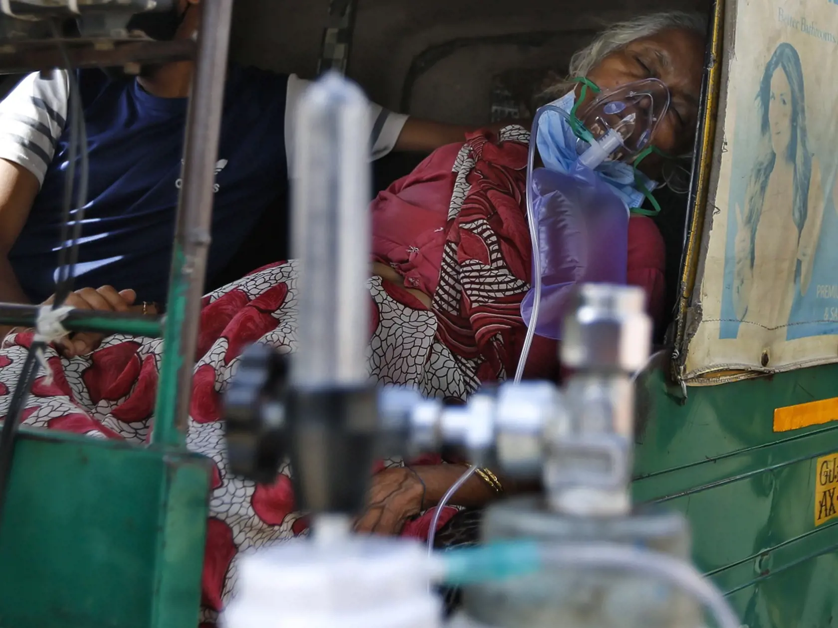 India nezvláda boj s koronavírusom, nemocnice sú preplnené, chýba kyslík, ľudia umierajú aj na uli