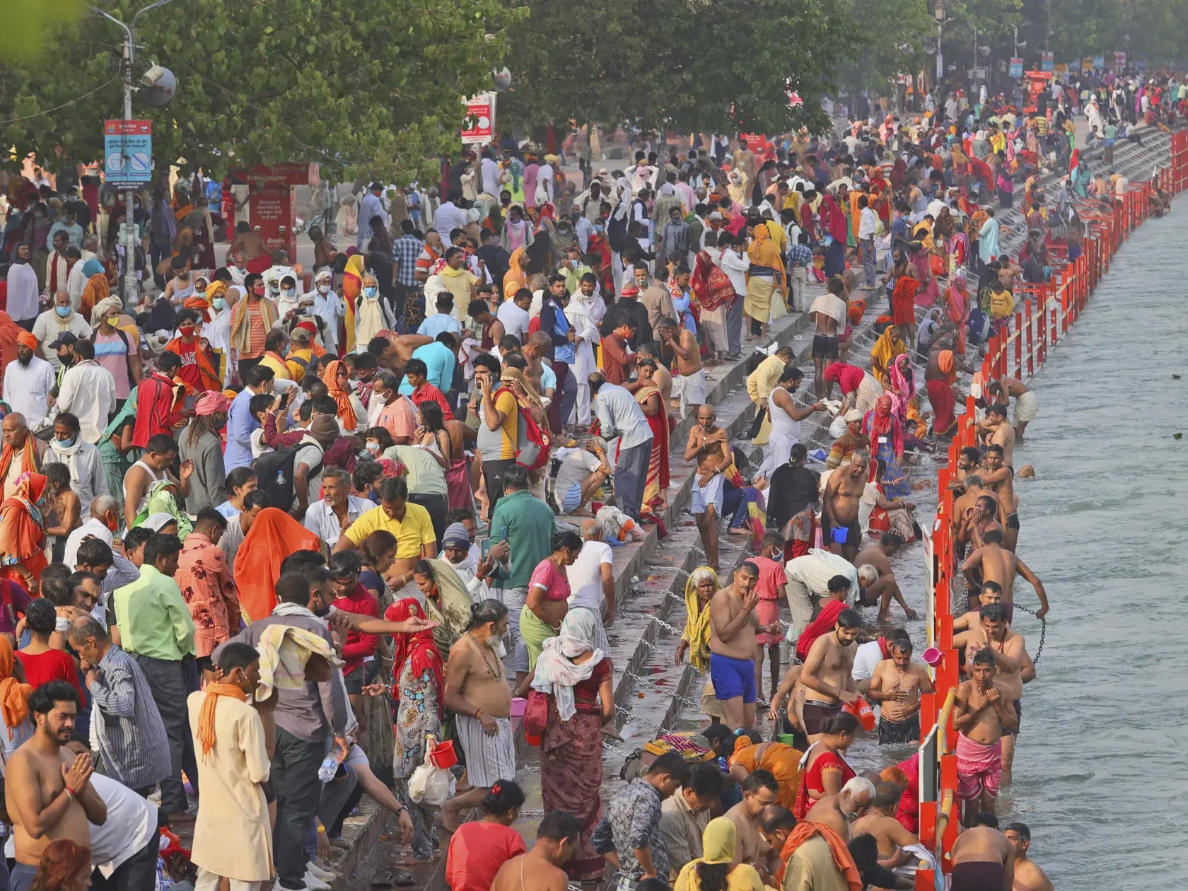 Na snímke hinduisti sa pripravujú na rituálny kúpeľ v rieke Gange počas sviatku Kumbh Méla (sviatku džbánov) v indickom Haridvare 12. apríla 2021. Hneď nato India prekonala ďalší rekord v počte nakazených koronavírusom SARS-CoV-2, keď za posledných 24 hodín zaregistrovala 168.912 nových prípadov nákazy. Počet nakazených prudko stúpol v štáte Uttarákhand, kde sa v meste Haridvar za účasti tisícov ľudí koná hinduistický sviatok Kumbh Méla.