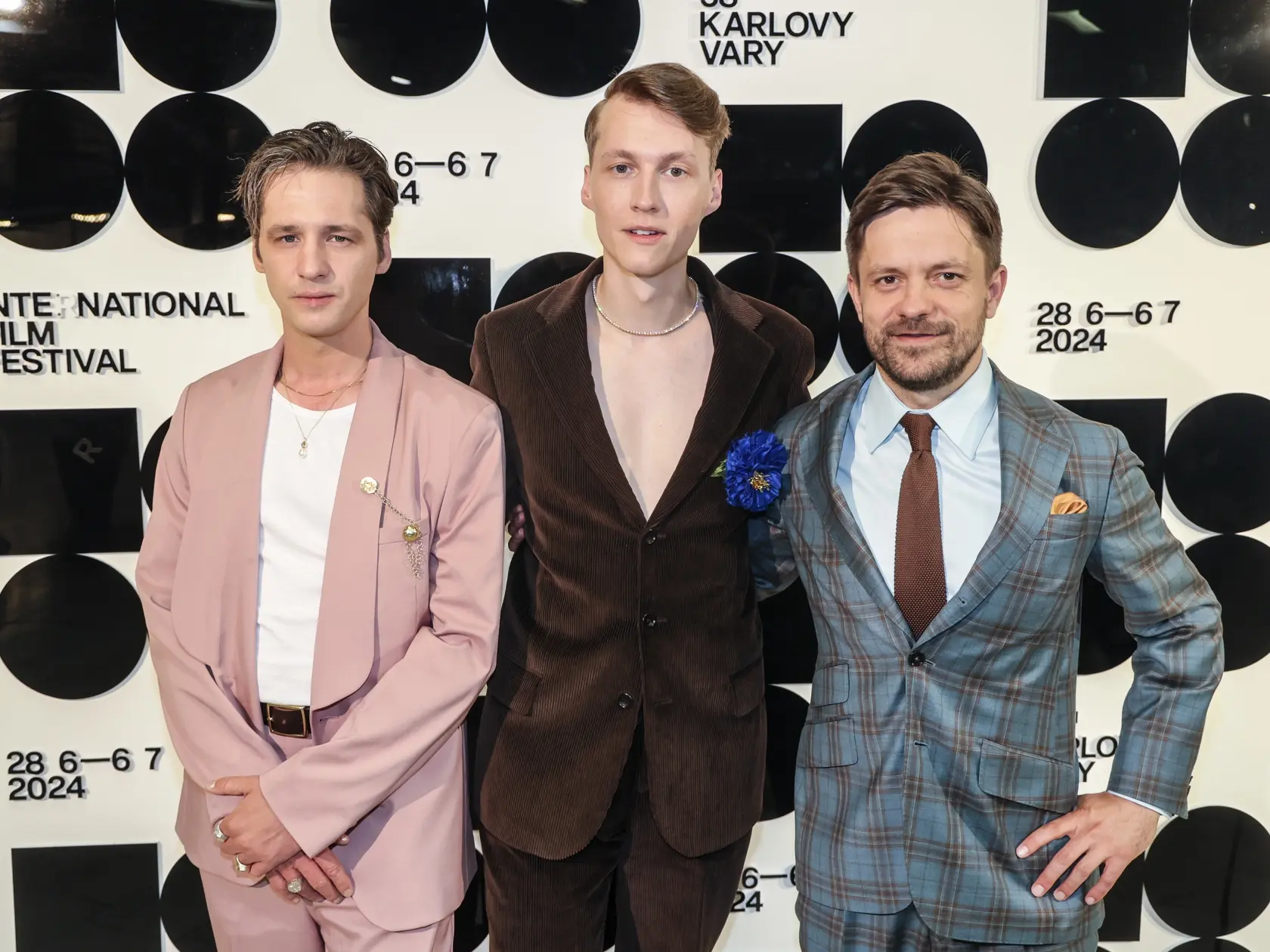 Film Vlna tvorcovia prvýkrát predstavili na festivale v Karlovych Varoch. Režisérom je Jiří Mádl.