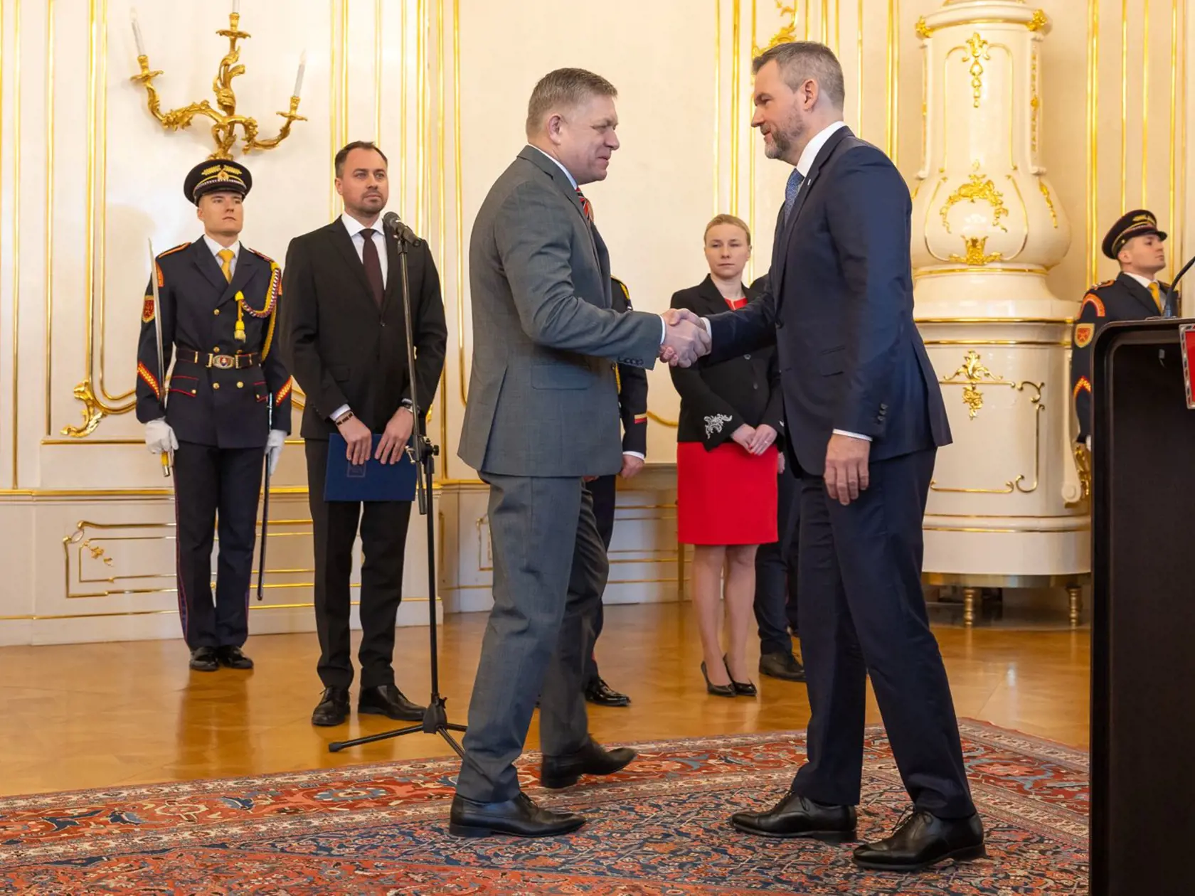 Premiér Robert Fico podáva ruku prezidentovi Petrovi Pelegrinimu.