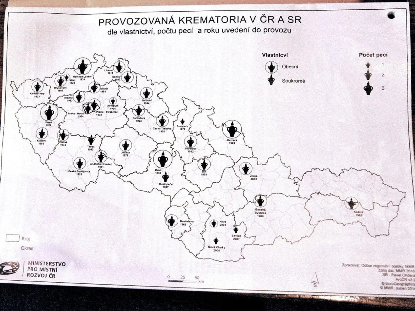 Táto mapa zobrazuje krematóriá na území bývalého Československa aj s rokom ich uvedenia do prevádzky.