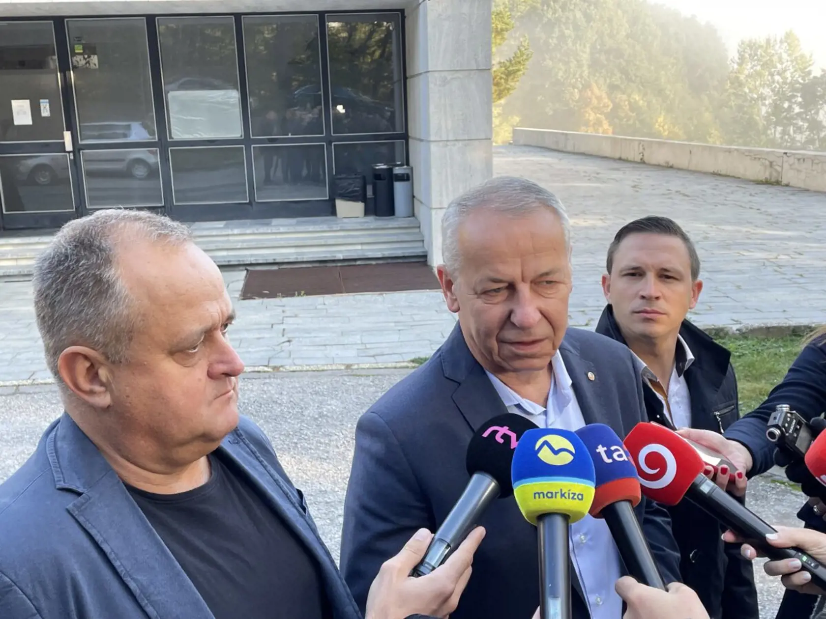 Po takmer piatich rokoch začali fungovať kremačné pece v Banskej Bystrici. V strede primátor Ján Nosko.