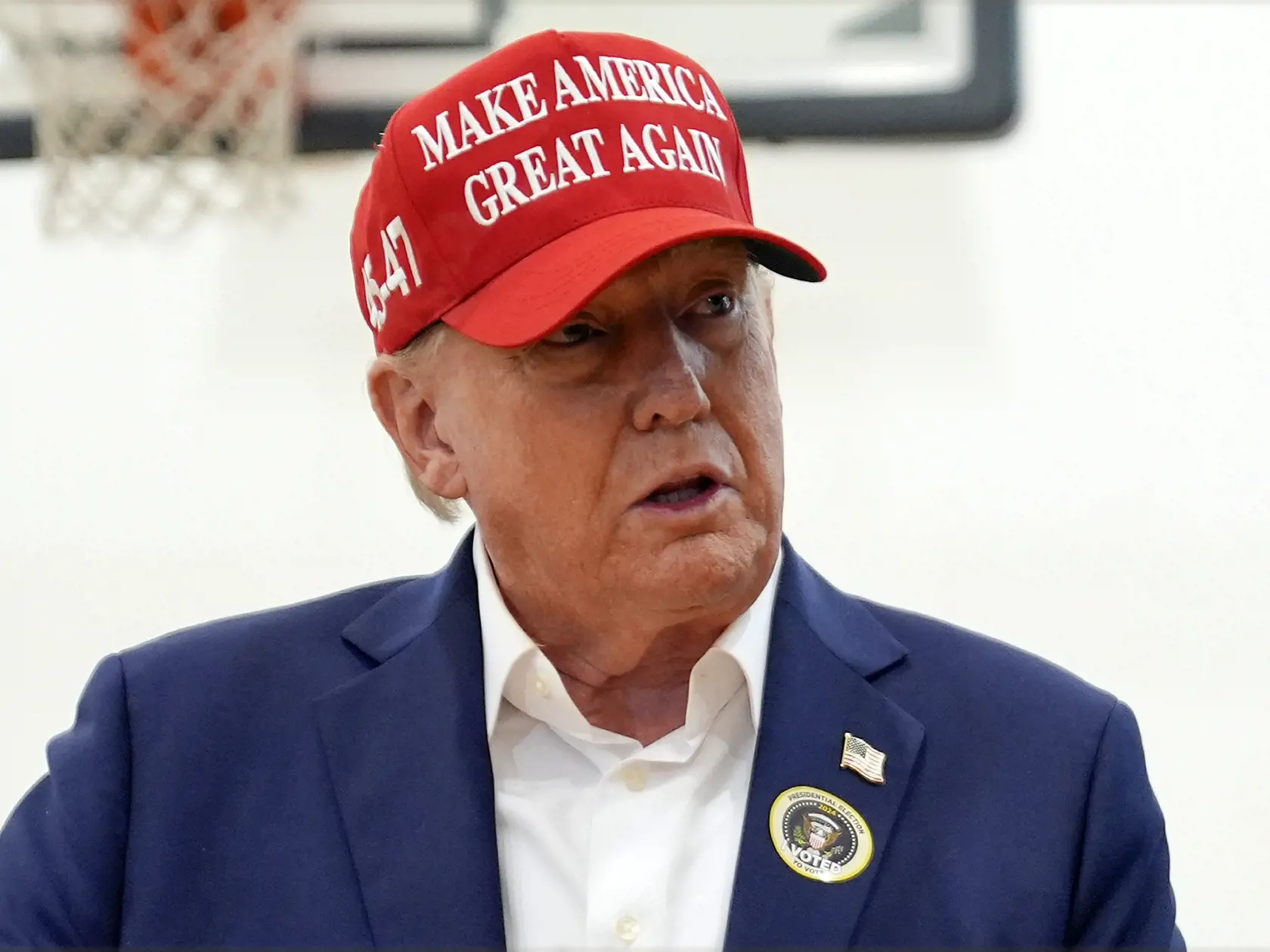 Mnohí špekulujú, že Trump možno preháňa so soláriami, ale Safia má iný názor: „Myslím si, že používa nejaký druh samoopaľovacieho krému alebo tónovaného hydratačného krému s bronzerom. Som si na 100 % istá, že to nie sú soláriá, pretože výsledný odtieň by bol úplne iný.“