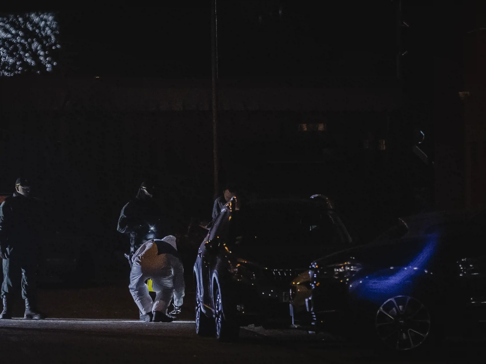 Polícia krátko po 10.15h prijala informáciu, v zmysle ktorej malo dôjsť k pádu osoby mužského pohlavia z jedného z bytov na Vyšehradskej ulici v Petržalke. Muž bol privolanou záchrannou službou prevezený do jednej z nemocníc, kde zraneniam podľahol. 
Krátko po 15.00 h sme prijala ďalšie oznámenie, v zmysle ktorého malo dôjsť na uvedenej adrese k pádu ďalšej osoby – tentokrát ženského pohlavia. Tá utrpela pádom zranenia, ktorým na mieste podľahla. 
Policajti na mieste vykonávali od prvotného ozná