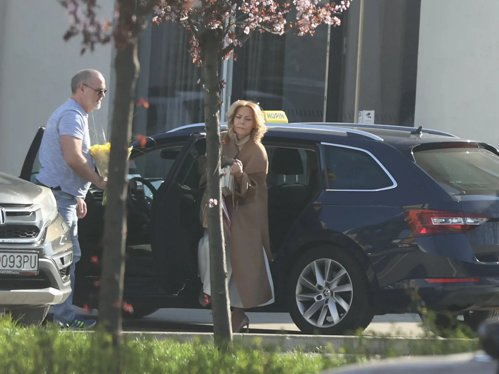 Krátko na to prišla aj Cibulkovej mama Katarína, ktorá bola tradične vyparadená veľmi štýlovo.
