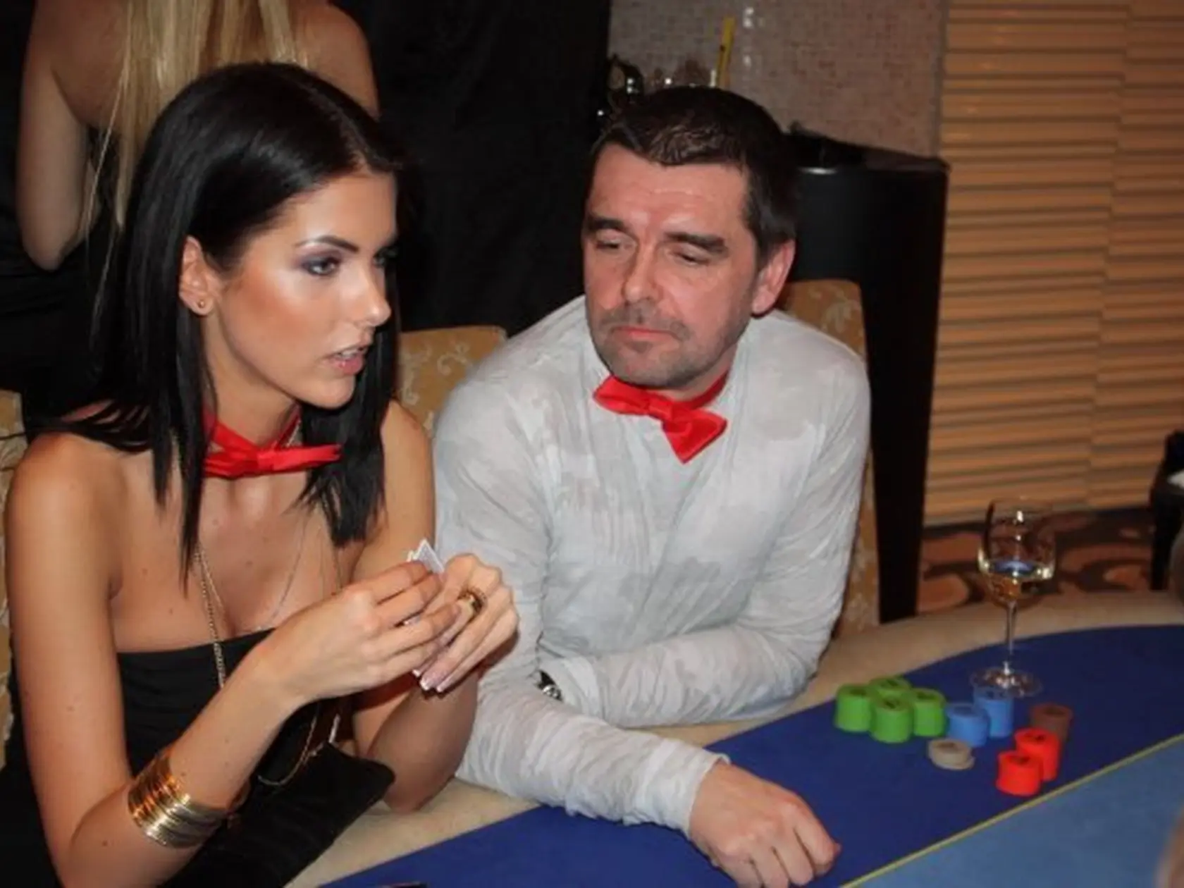 Modelka Simona Slobodníková a Peter Kočiš hrajú poker počas Playboy párty.