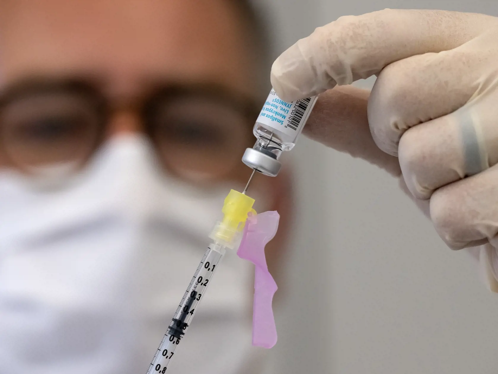 "Existuje viac ako 200 vírusov, ktoré môžu spôsobiť prechladnutie, a to je hlavný dôvod, prečo nemáme vakcínu," informuje lekárnik.