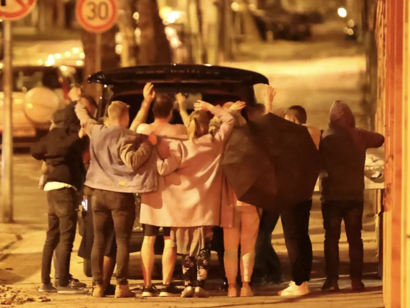 Herečku vyniesli z bytu v bielej truhle. Kamaráti sa s ňou lúčili až do noci.