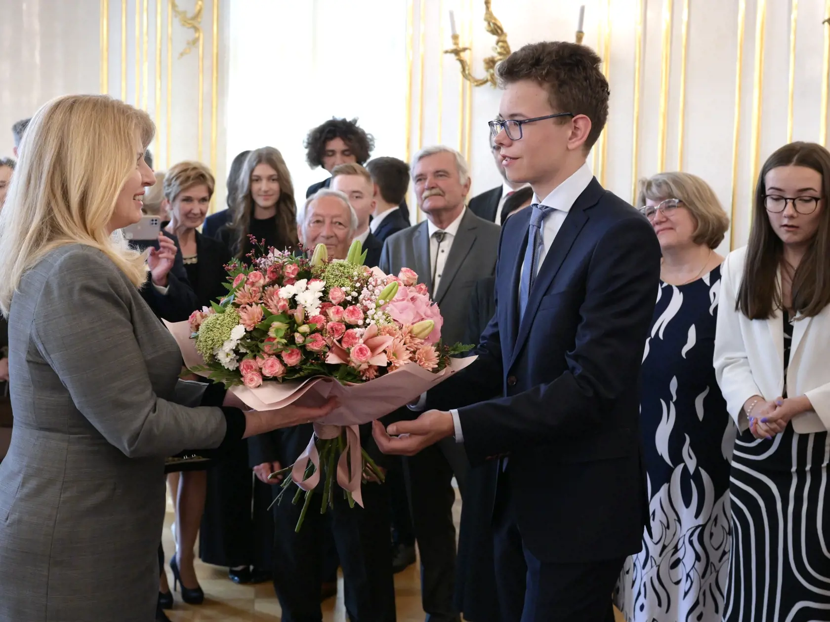 Na snímke prezidentka SR Zuzana Čaputová (vľavo) dostáva kyticu kvetov počas prijatia víťazov celoslovenskej novinárskej súťaže pre stredné a vysoké školy Štúrovo pero v Prezidentskom paláci v Bratislave v utorok 7. mája 2024. FOTO TASR - Pavel Neubauer