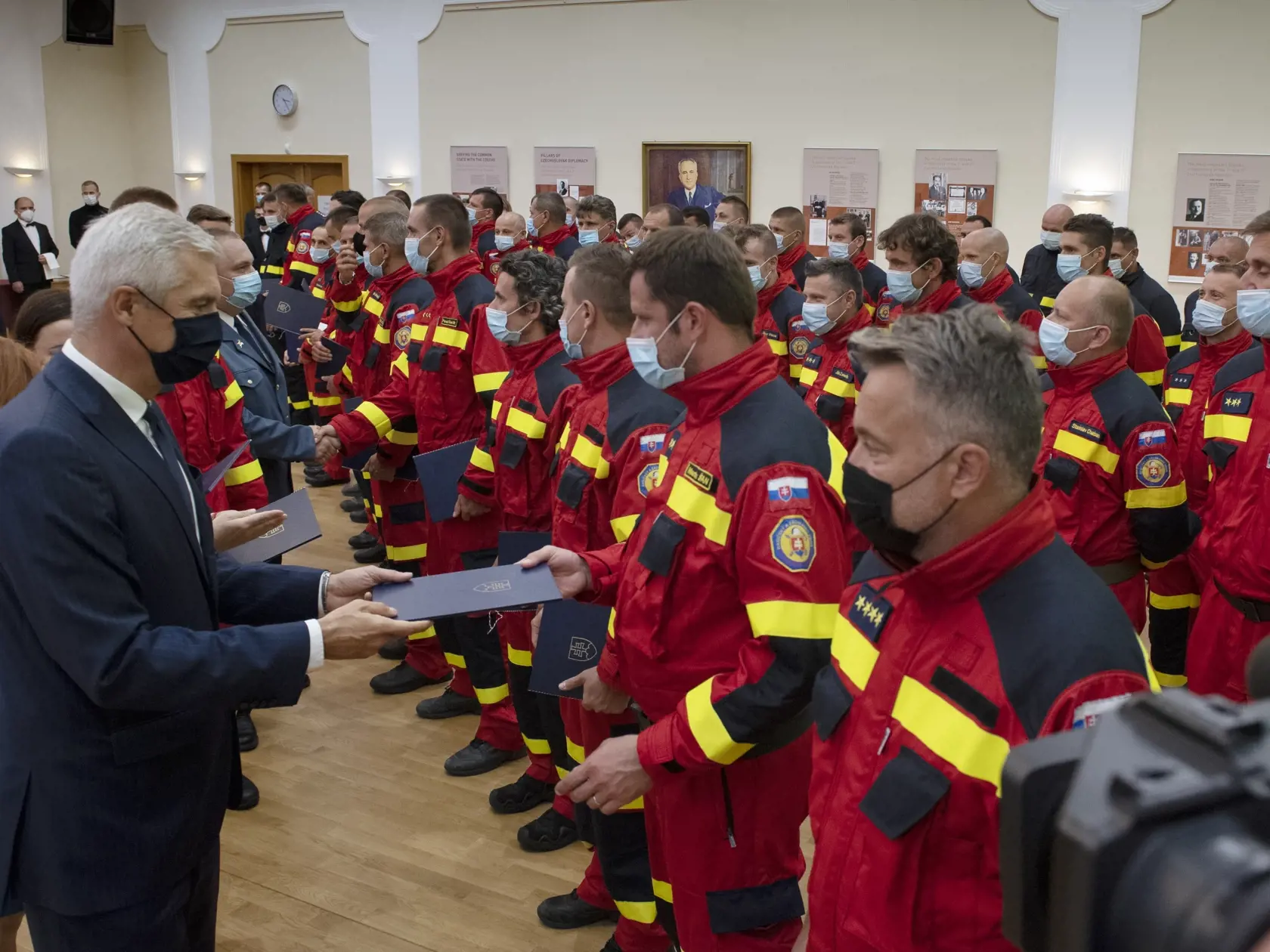 Na snímke vľavo minister zahraničných vecí a európskych záležitostí SR Ivan Korčok oceňuje hasičov - členov modulu pozemného hasenia lesných požiarov, ktorí v auguste bojovali s ničivými požiarmi v Grécku. V Bratislave 31. augusta 2021.  FOTO TASR - Pavel Neubauer
	