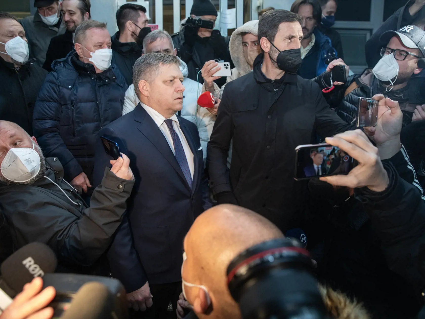 Na snímke je predseda opozičného Smeru-SD Robert Fico po opustení policajnej stanice ktorého polícia zadržala po tom, čo zvolal protestný sprievod počas lockdownu.