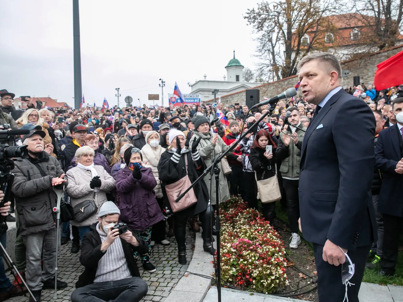 Protivládny protest pred parlamentom a Úradom vlády SR. Na fotkę je Robert Fico.