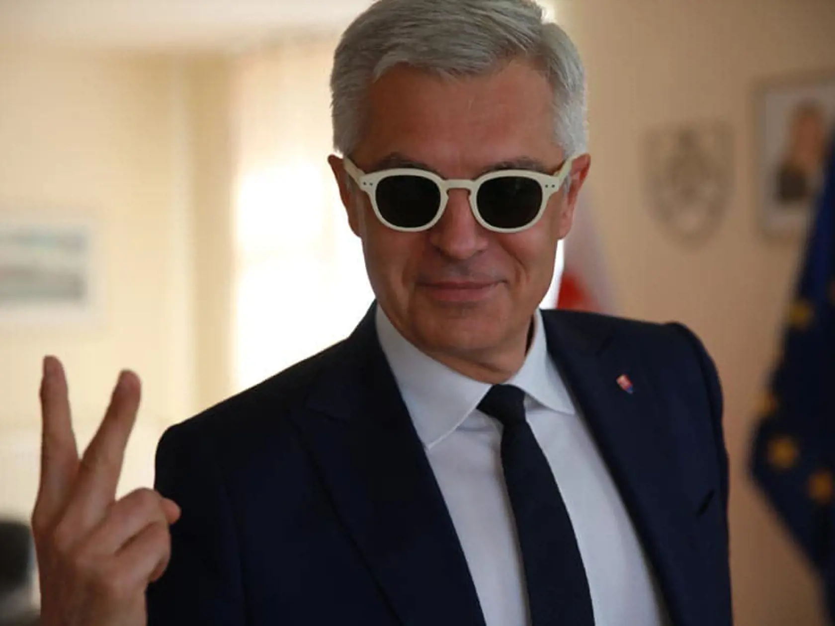 "A tieto okuliare mi na nos nasadil fotograf Ľubo Špirko, ktorý sa snažil zo mňa pri fotení dostať kŕč a uvoľniť sa...," napísal Ivan Korčok.