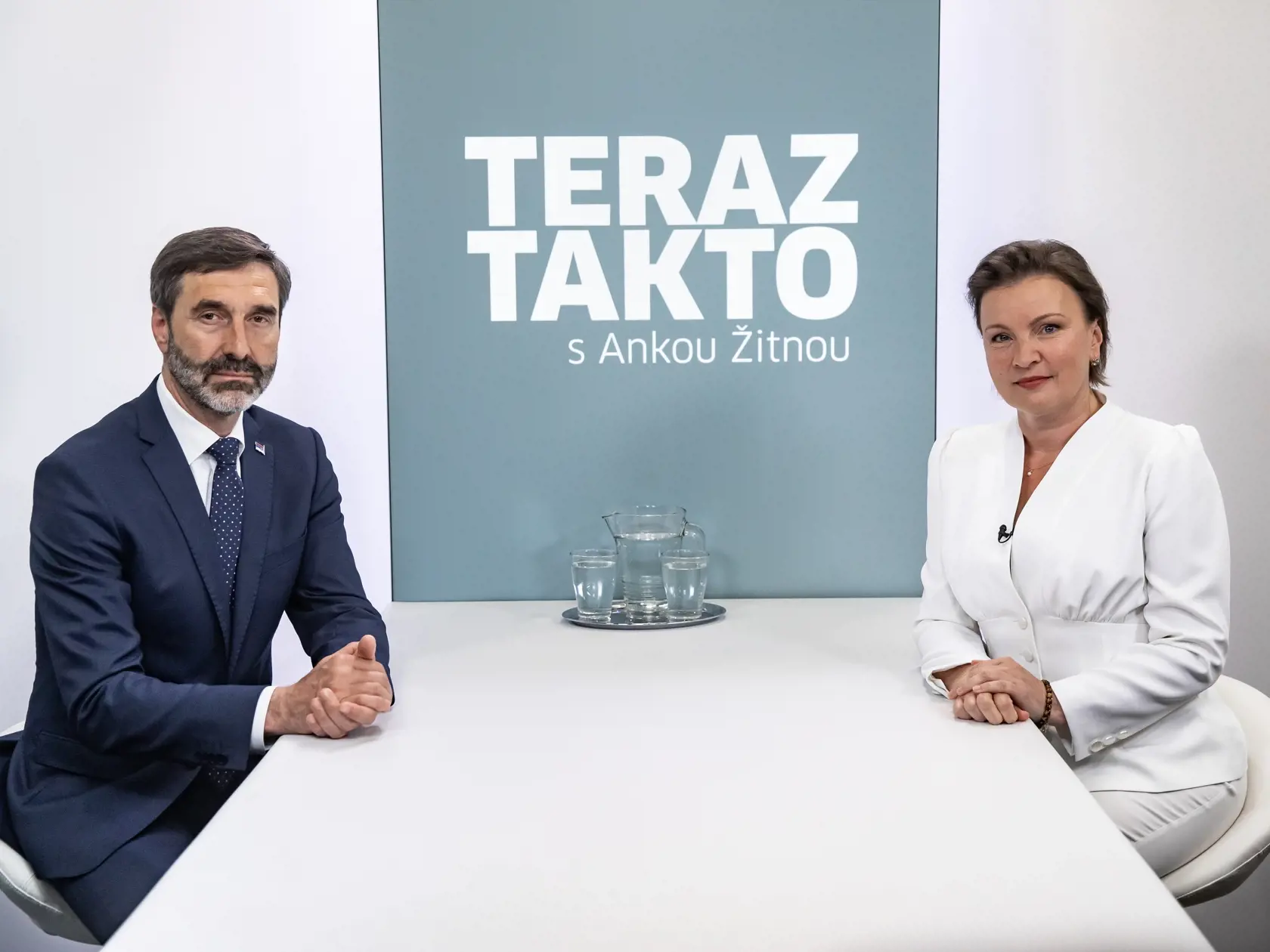 „Teraz nám títo partneri, ktorí sľubovali pánovi Naďovi pomoc, hovoria: Nejdeme chrániť vaše nebo úplne, my vám tam postavíme protiraketové systémy a budete strieľať na ruské rakety. Odmietame takýto prístup. Vystavili by sme sa zatiahnutiu do vojny,“ povedal v relácii denníka Plus JEDEN DEŇ TERAZ TAKTO s Ankou Žitnou minister zahraničných vecí Juraj Blanár.