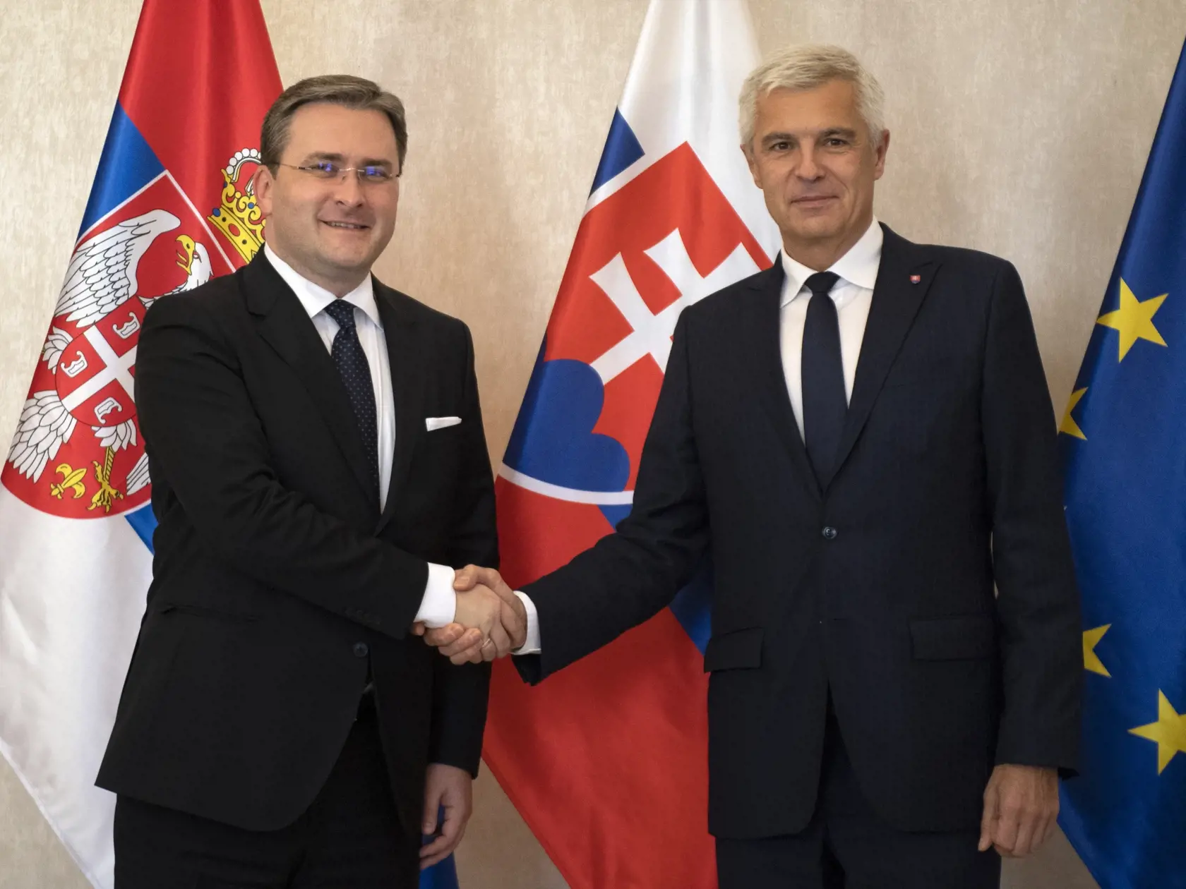 Na snímke vpravo minister zahraničných vecí a európskych záležitostí SR Ivan Korčok a vľavo minister zahraničných vecí Srbskej republiky Nikola Selakovič sa zdravia počas stretnutia v Bratislave vo štvrtok 28. októbra 2021. FOTO TASR - Pavel Neubauer
 
