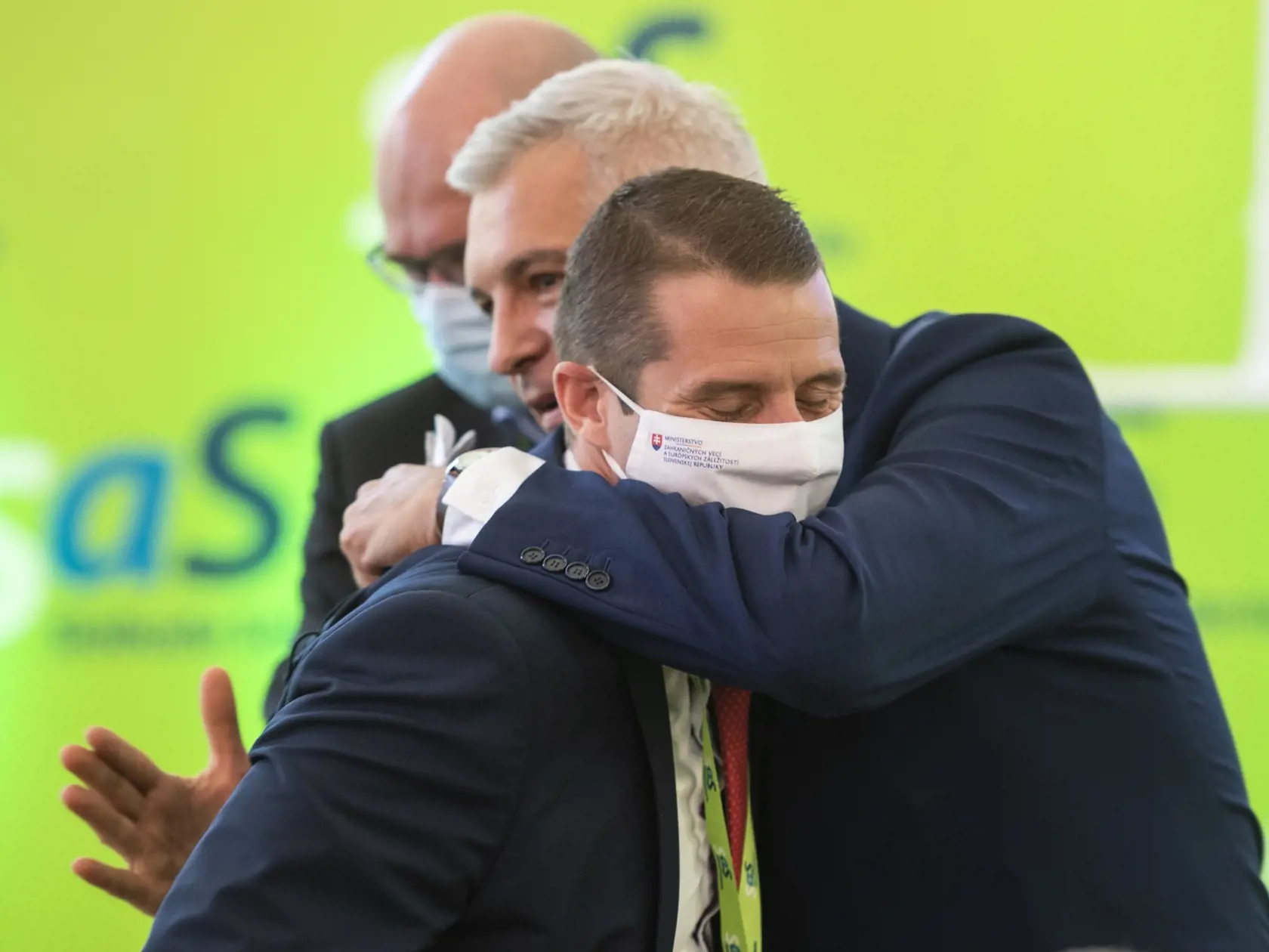 Na snímke zľava minister zahraničných vecí a európskych záležitostí SR Ivan Korčok (nominant SAS) a člen SaS Martin Klus počas kongresu strany Sloboda a Solidarita (SaS) v Pezinku 12. júna 2021. FOTO TASR - Jaroslav Novák