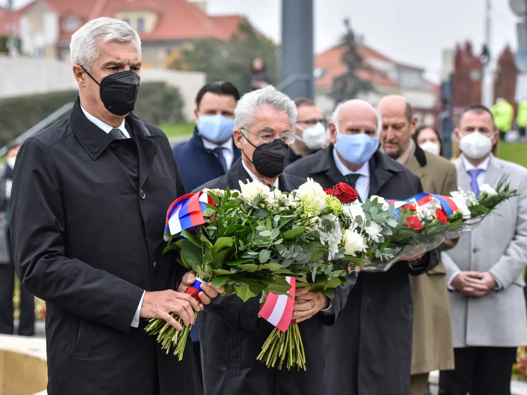 Na snímke zľava minister zahraničných vecí a európskych záležitostí SR Ivan Korčok, bývalý prezident Rakúskej republiky Heinz Fischer, predseda Ústavného súdu Českej republiky Pavel Rychetský počas položenia kvetov k pamätníku Alexandra Dubčeka v rámci spomienkového podujatia pri príležitosti 100. výročia narodenia Alexandra Dubčeka 11. novembra 2021 v Bratislave. FOTO TASR - Pavol Zachar