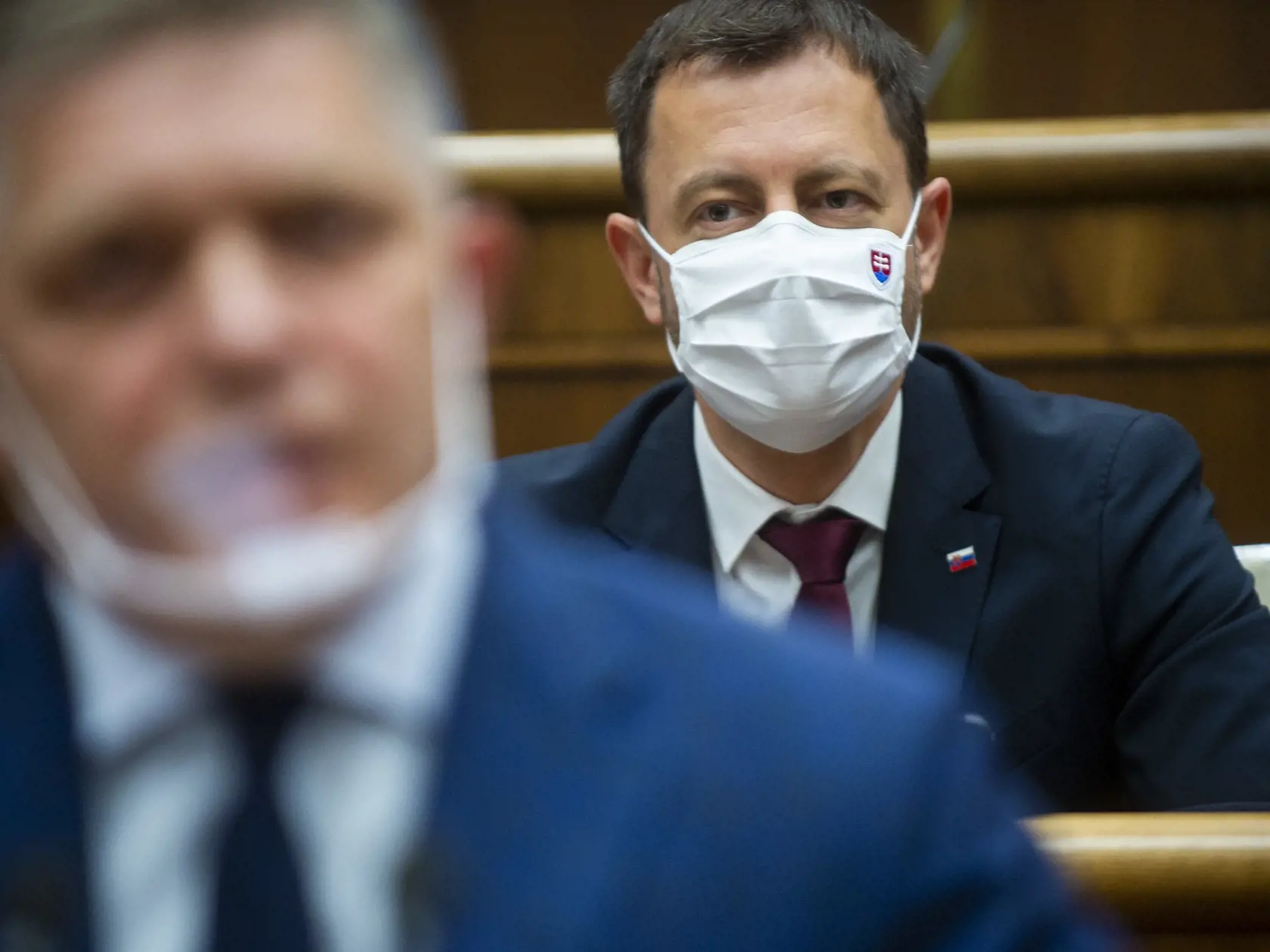 Na snímke zľava poslanec NR SR Robert Fico (Smer-SD) a predseda vlády SR Eduard Heger (OĽaNO) počas mimoriadnej 31. schôdze parlamentu