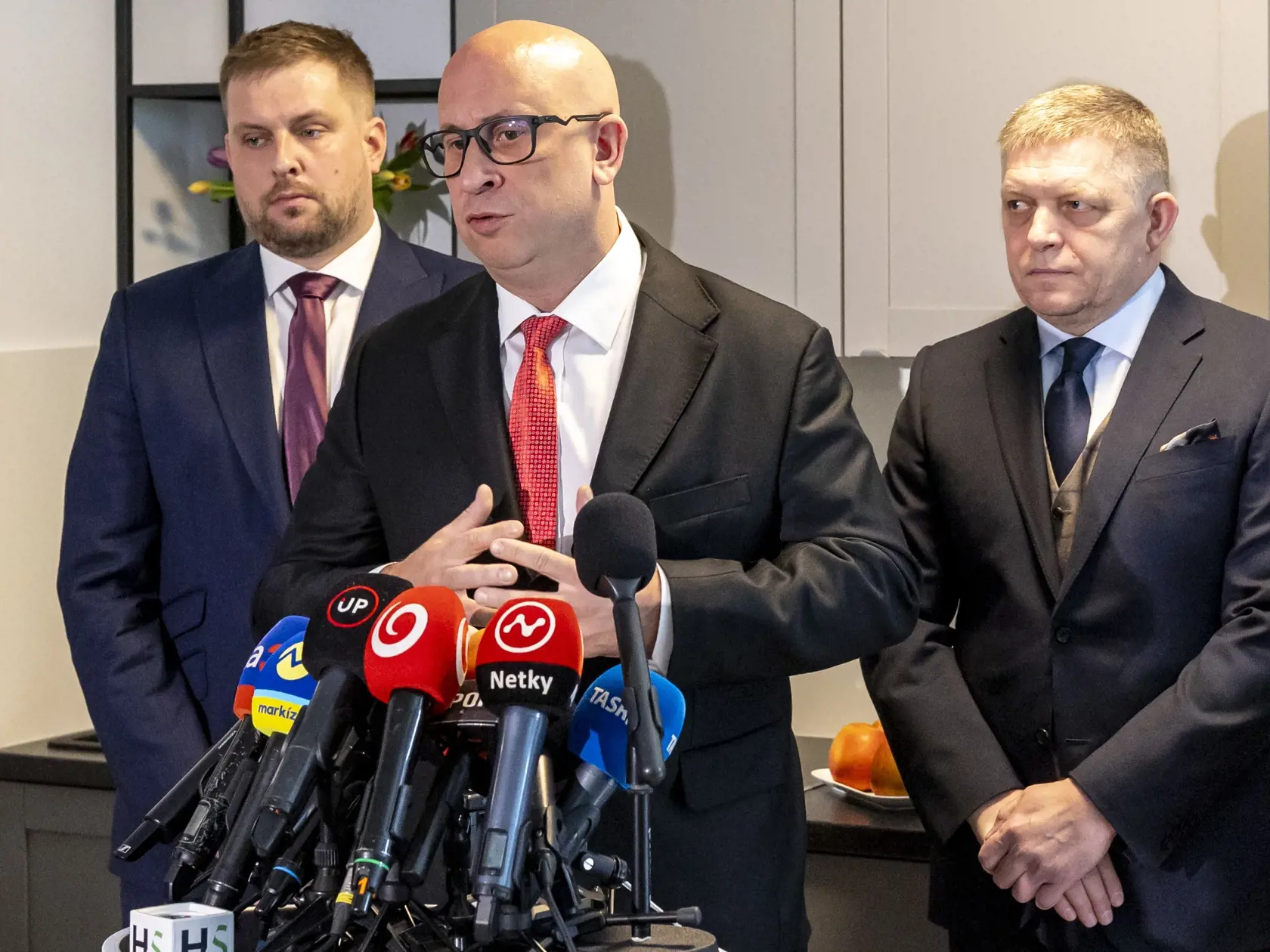 Tlačová konferencia predsedu vlády SR Roberta Fica a ministra dopravy SR Jozefa Ráža. Na snímke je premiér SR Robert Fico, minister zdravotníctva Kamil Šaško a minister dopravy Jozef Ráž.