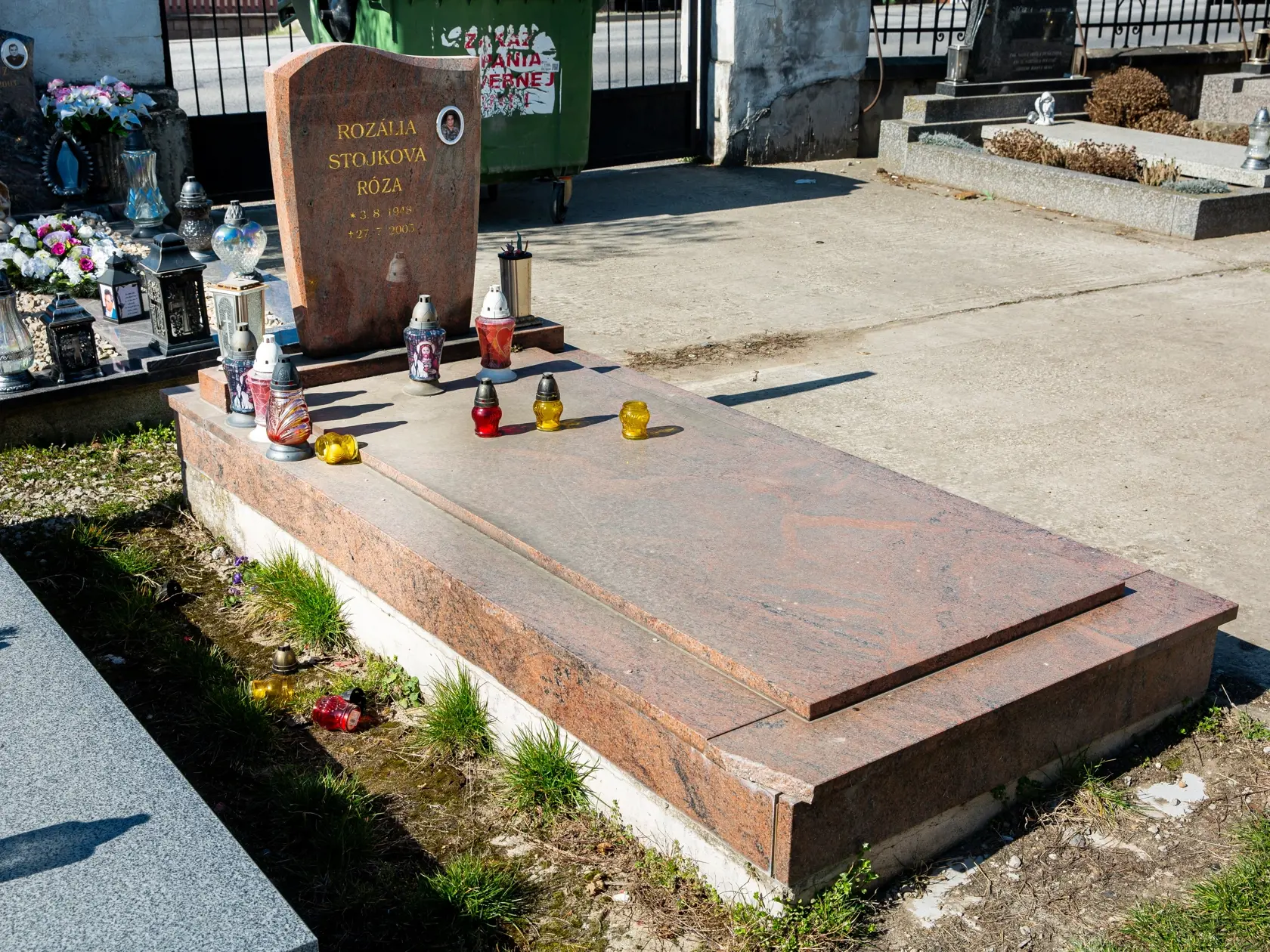 Na snímke hrob Rozálie "Rózy" Stojkovej, prvej ženy Jenda.