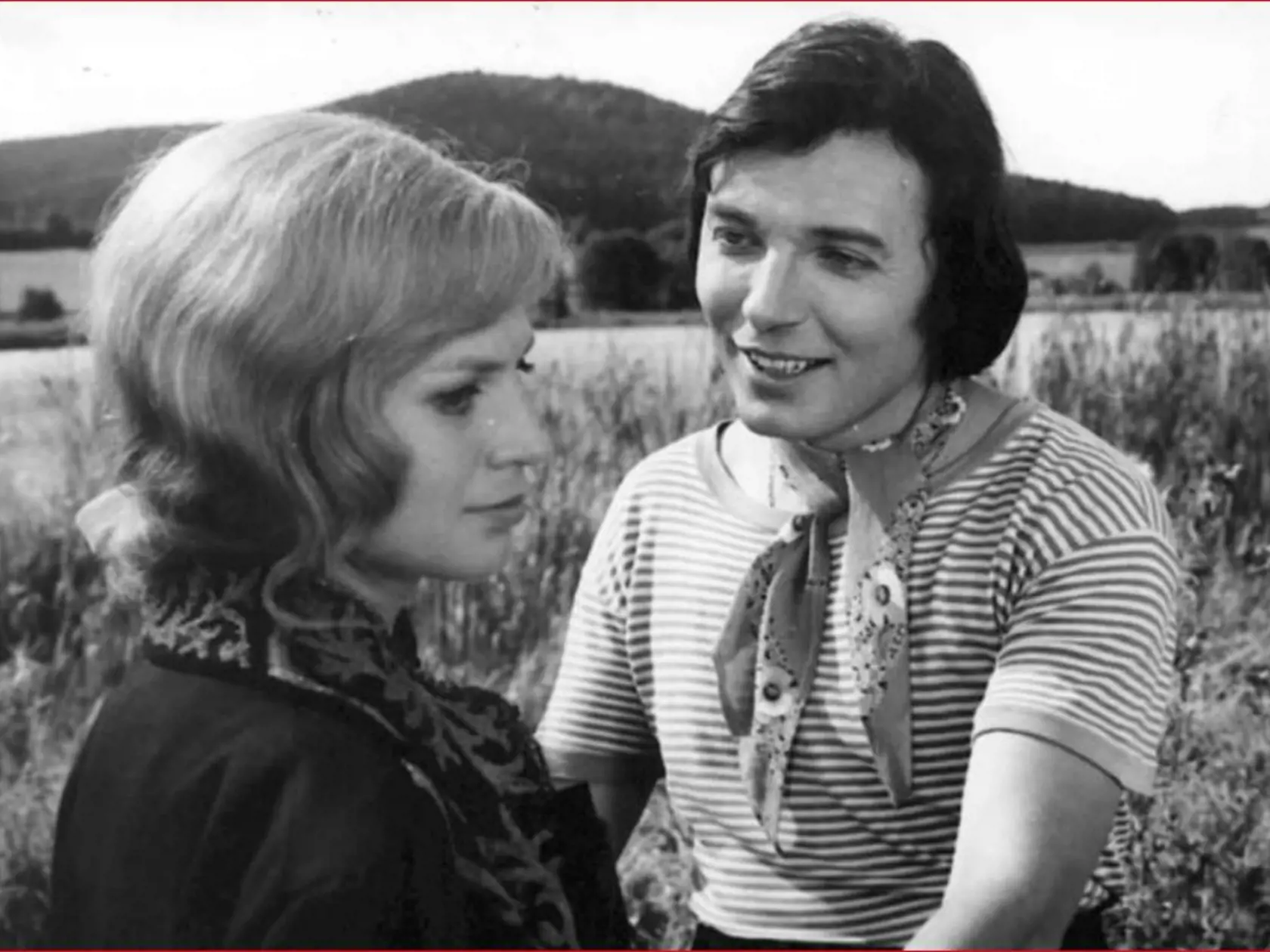 Karel Gott vo svojom najslávnejšom filme Hvězda padá vzhuru.