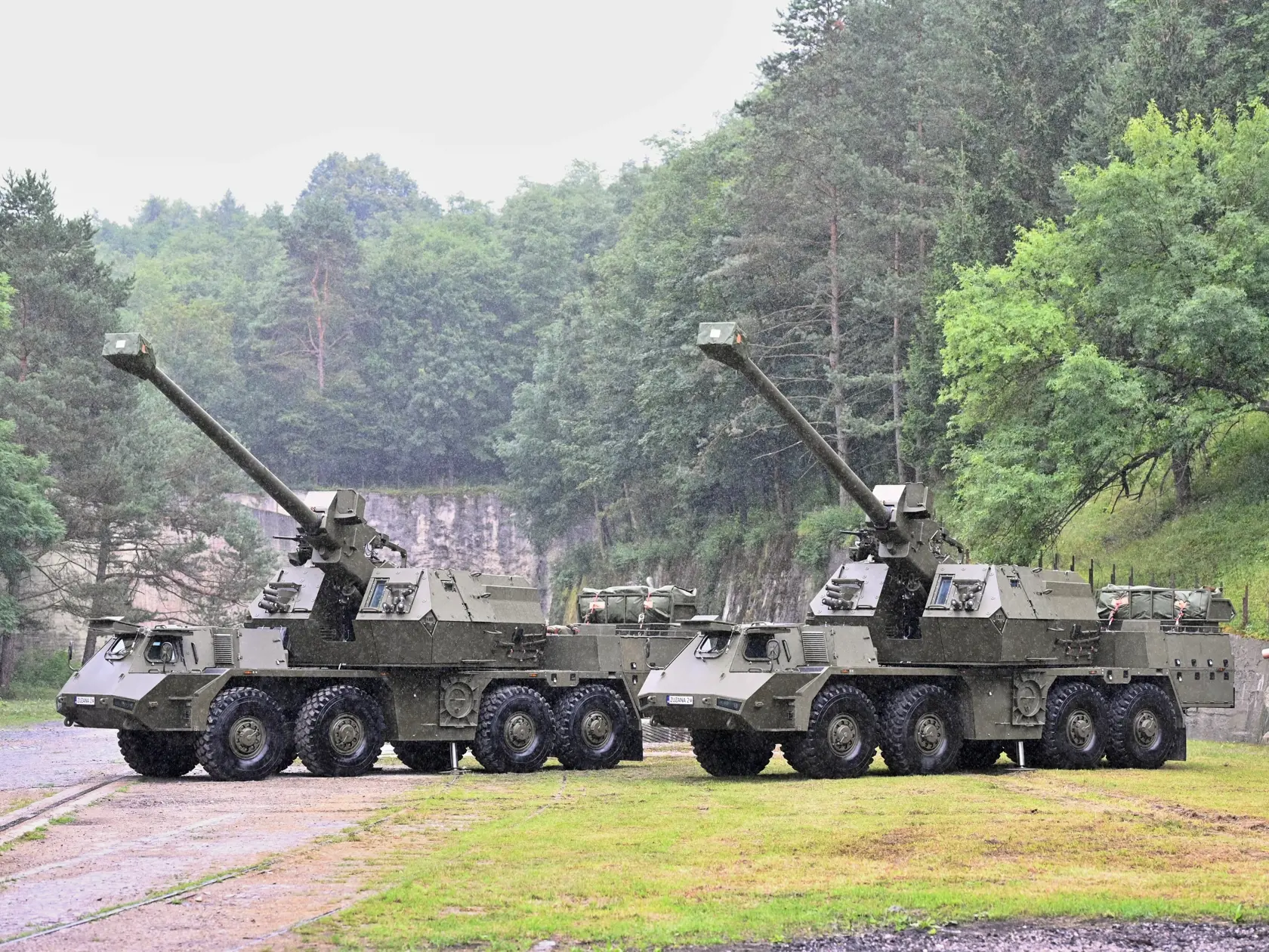Štátna akciová spoločnosť Konštrukta – Defence odovzdala Ukrajine ďalšie dva kusy samohybných kanónových húfnic Zuzana 2. Ide o prvé húfnice z balíka 16 kusov, ktorých výrobu financujú spoločne Dánske kráľovstvo, Nórske kráľovstvo a Spolková republika Nemecko. Na snímke húfnice Zuzana 2 počas slávnostného odovzdávania Ukrajine v Dubnici nad Váhom v utorok 1. augusta 2023. FOTO TASR - Lukáš Grinaj