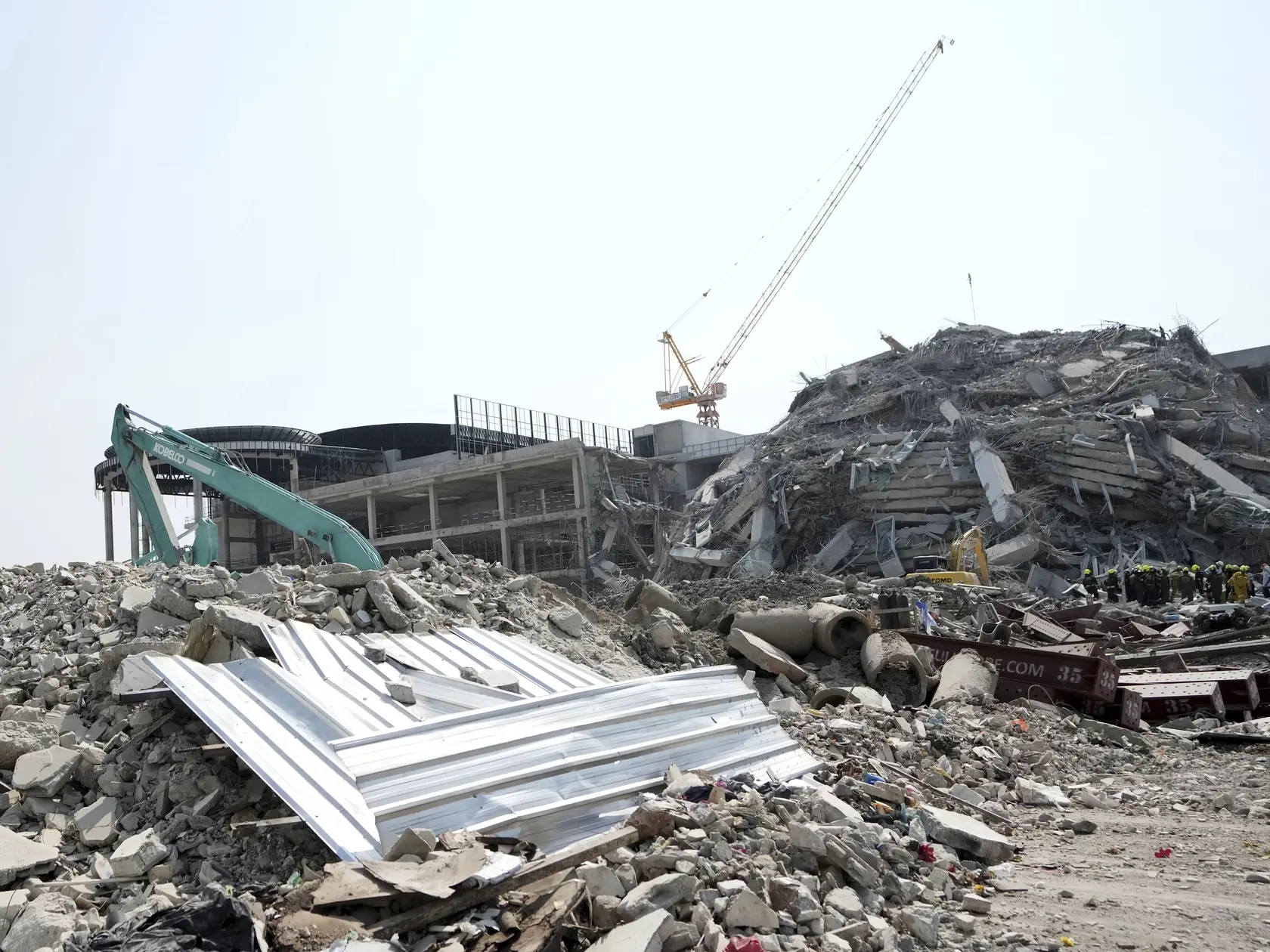 WA 19 Bangkok - Na snímke záchranári zasahujú po zemetrasení v thajskej metropole Bangkok v piatok 28. marca 2025. FOTO TASR/AP

Rescuers work at the site of a high-rise building under construction that collapsed after a 7.7 magnitude earthquake in Bangkok, Thailand, Friday, March 28, 2025. (AP Photo/Sakchai Lalit)