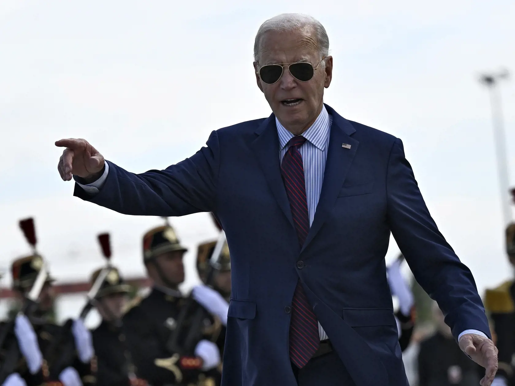 Na snímke americký prezident Joe Biden po prílete v stredu 5. júna 2024 na letisku Orly južne od Paríža. Prezident Joe Biden si tento týždeň pripomenie 80. výročie deň D, invázie vylodenia spojencov v Normandii.