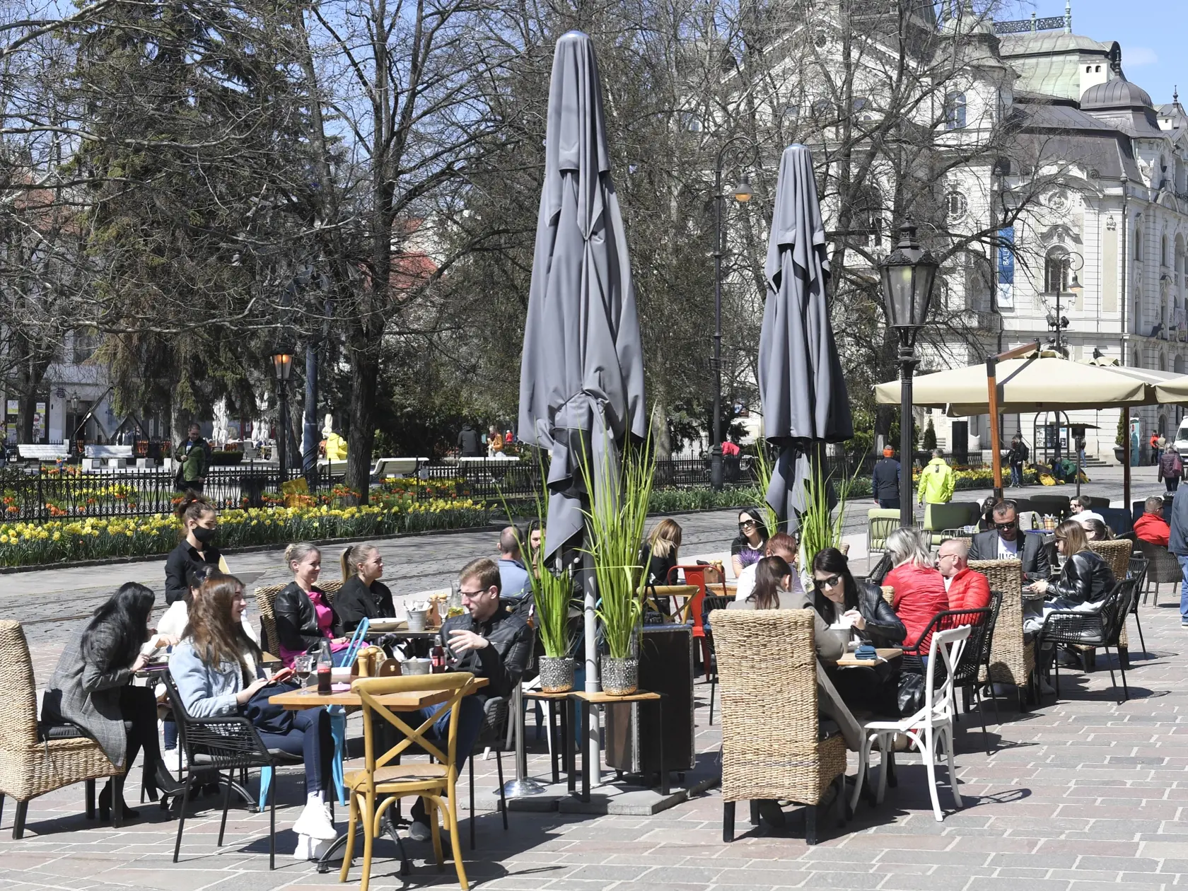 Od pondelka 26. apríla 2021 sa za splnenia istých podmienok povolilo otváranie vonkajších terás prevádzok. Od štvrtka 29. apríla už môžete byť vonku až do 21.00.