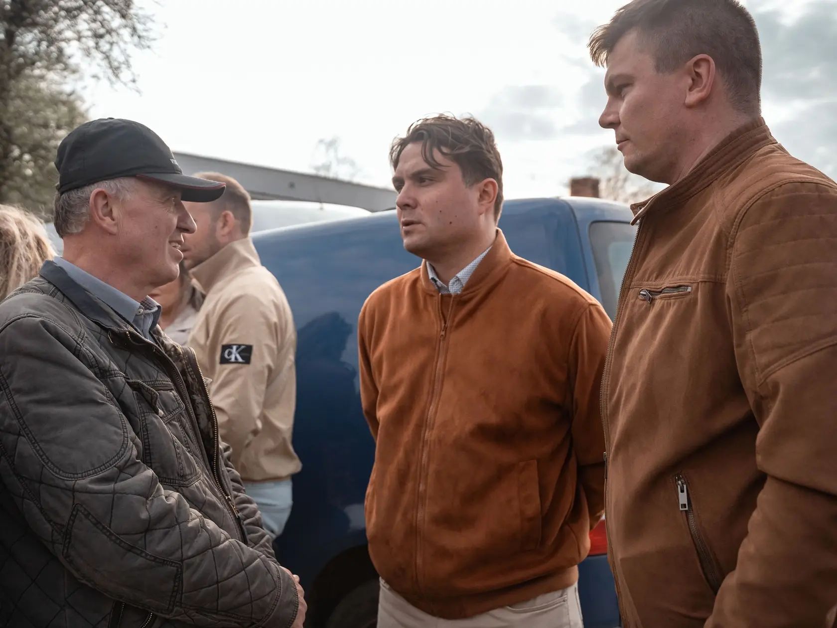 László Gubík, predseda Maďarskej aliancie v okrese Dunajská Streda hovorí s farmármi, ktorí pre nákazu slintačky a krívačky prišli o svoje chovy.
