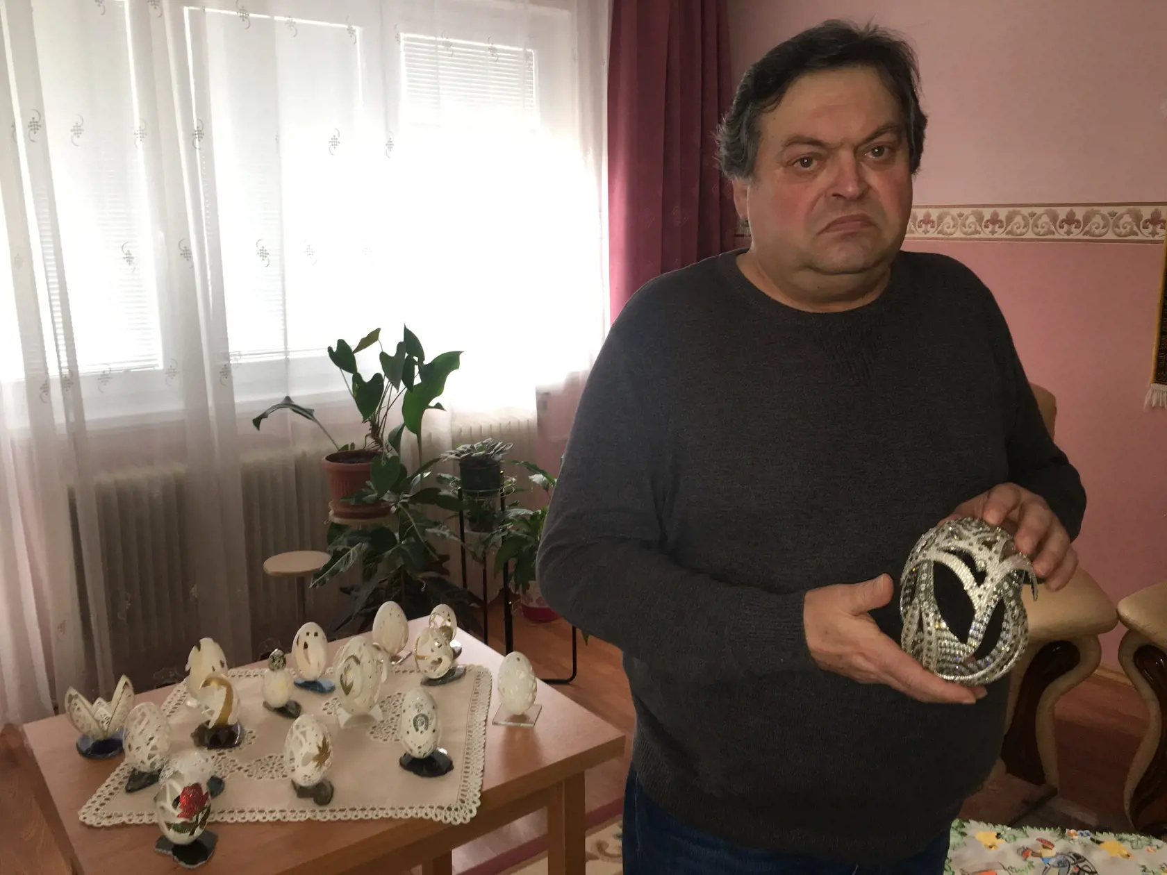 Invalidný dôchodca a bývalý strojník robí svoje nádherné výtvory gravírovacím prístrojom.